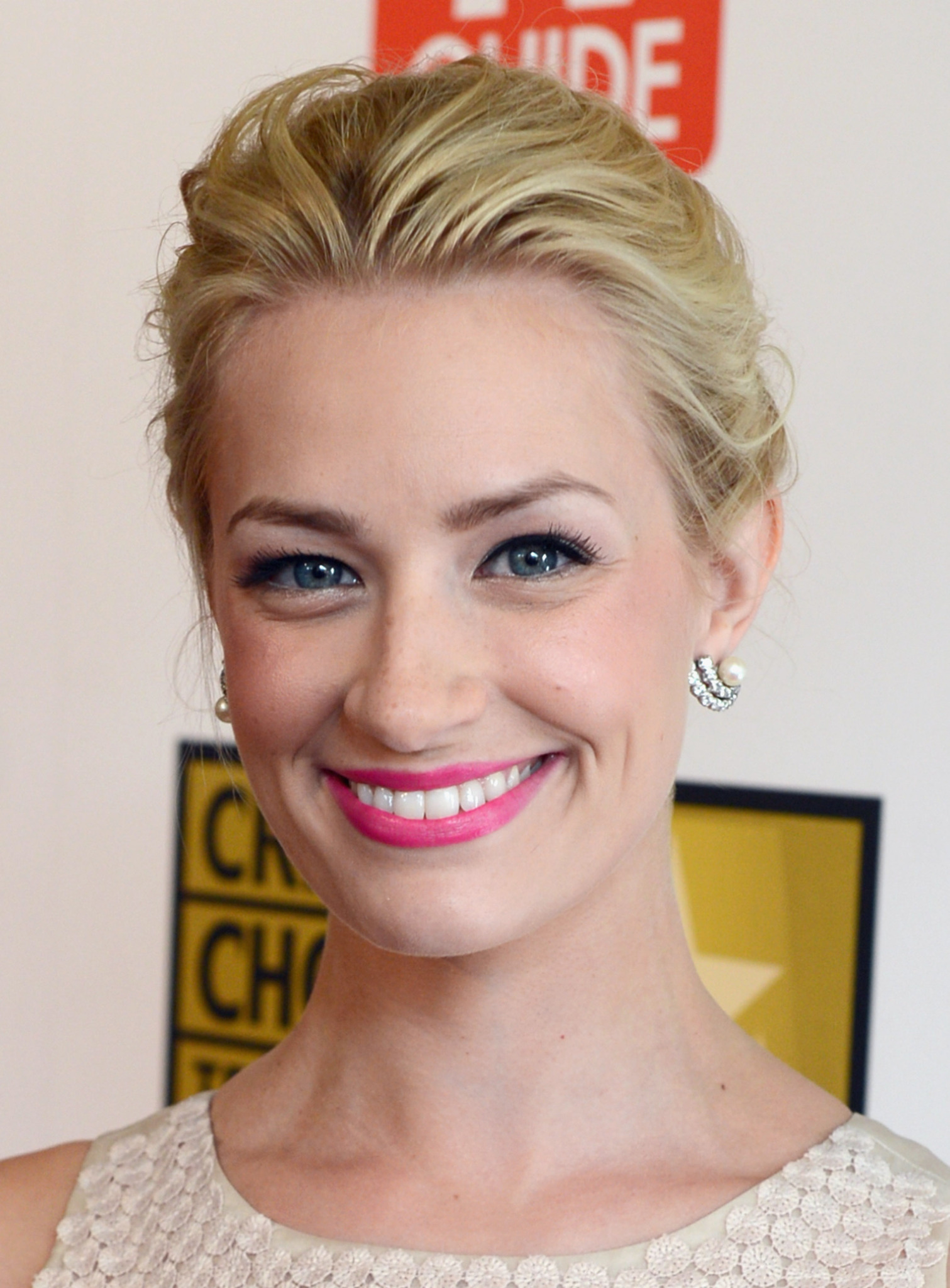 actor Beth Behrs large photo