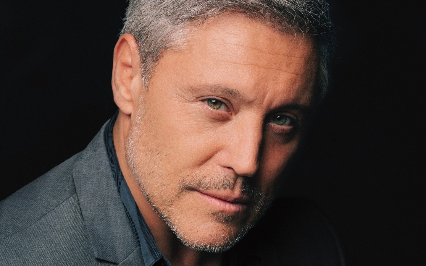 actor Max Ryan large photo