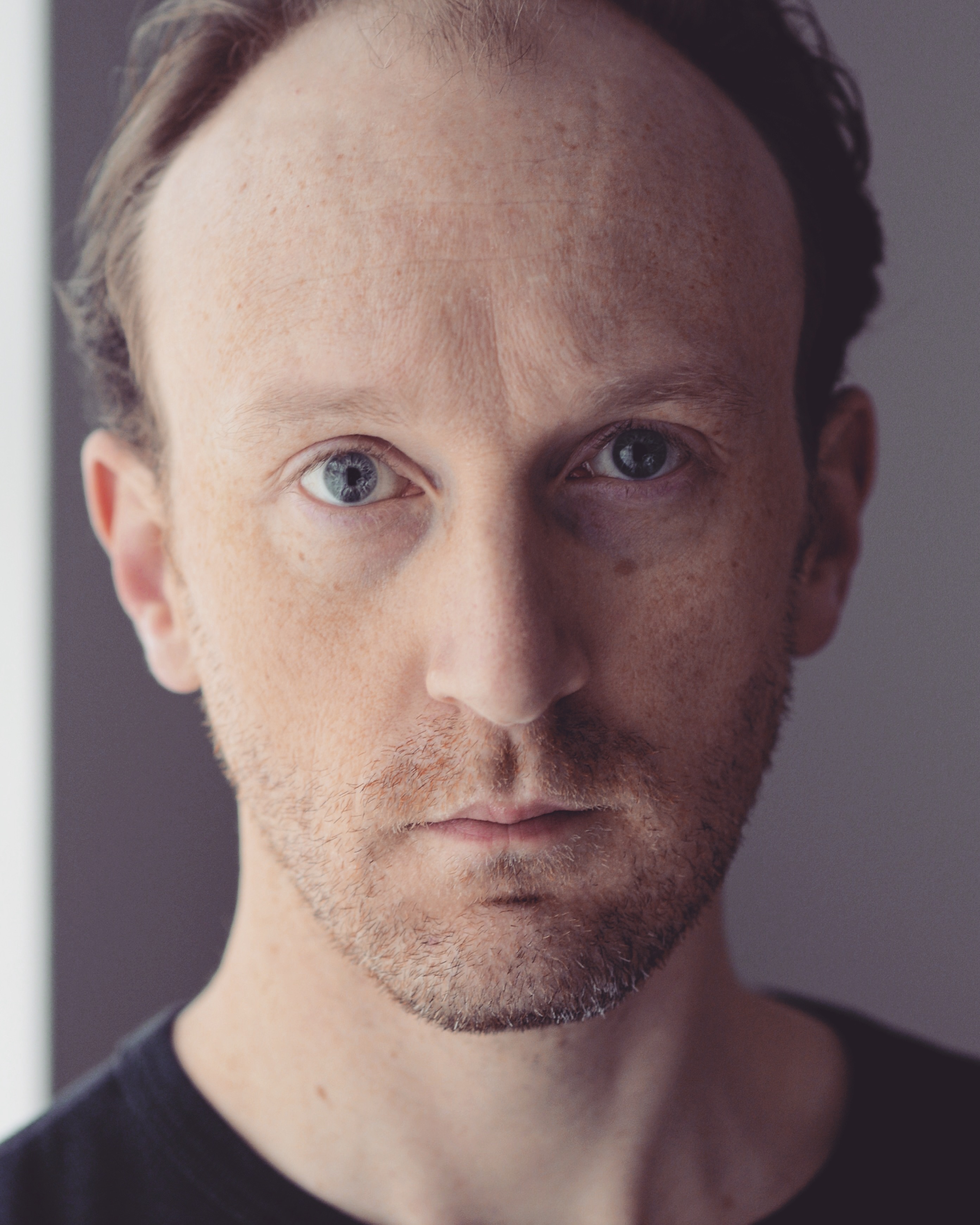 actor Jamie de Courcey large photo