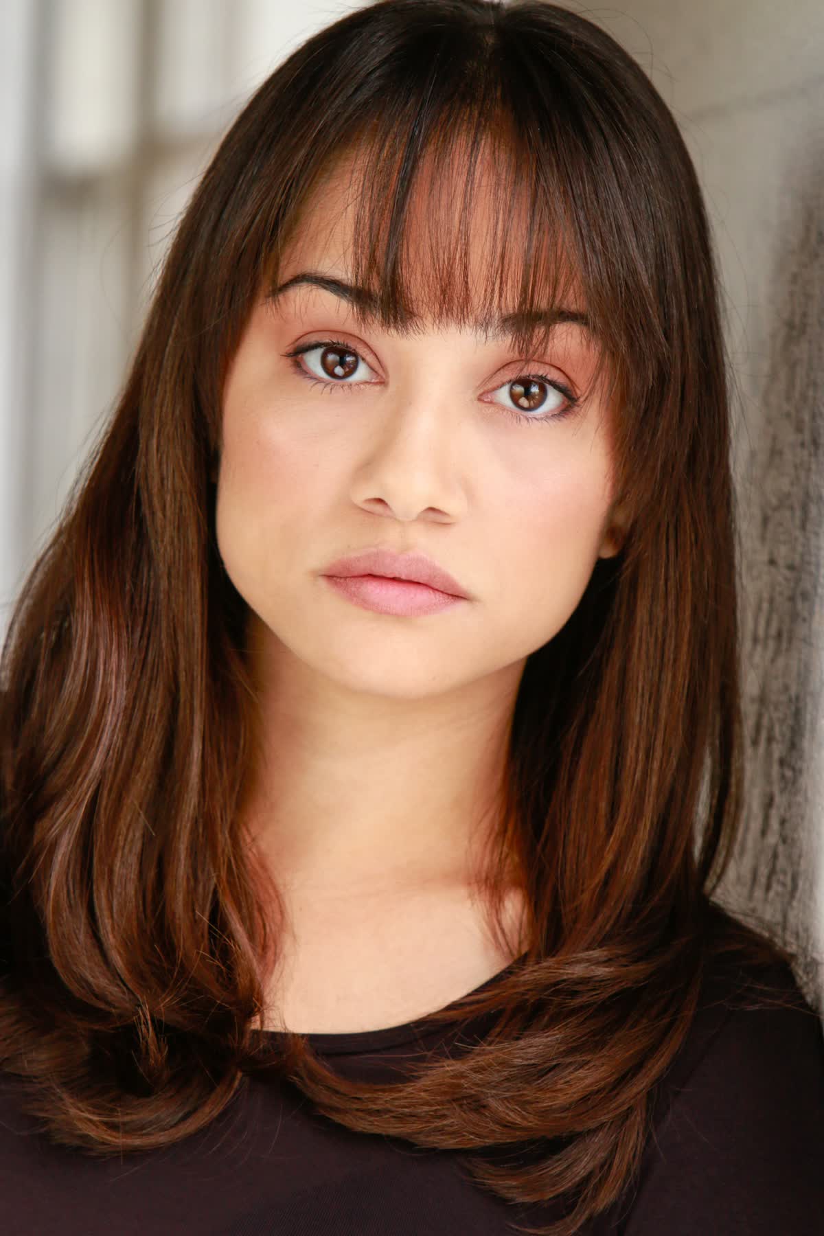 actor Tara Arroyave large photo