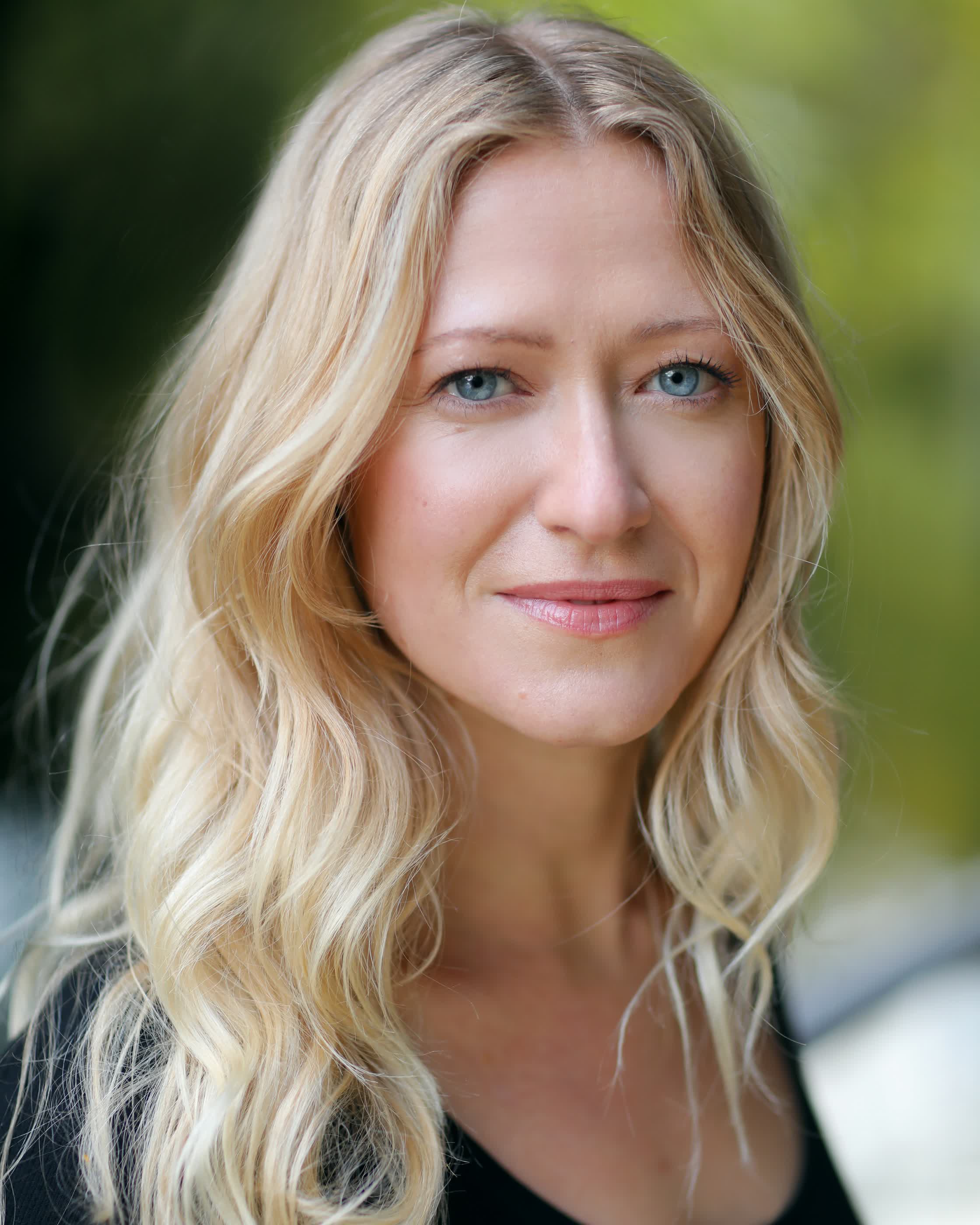 actor Siobhan Hewlett large photo