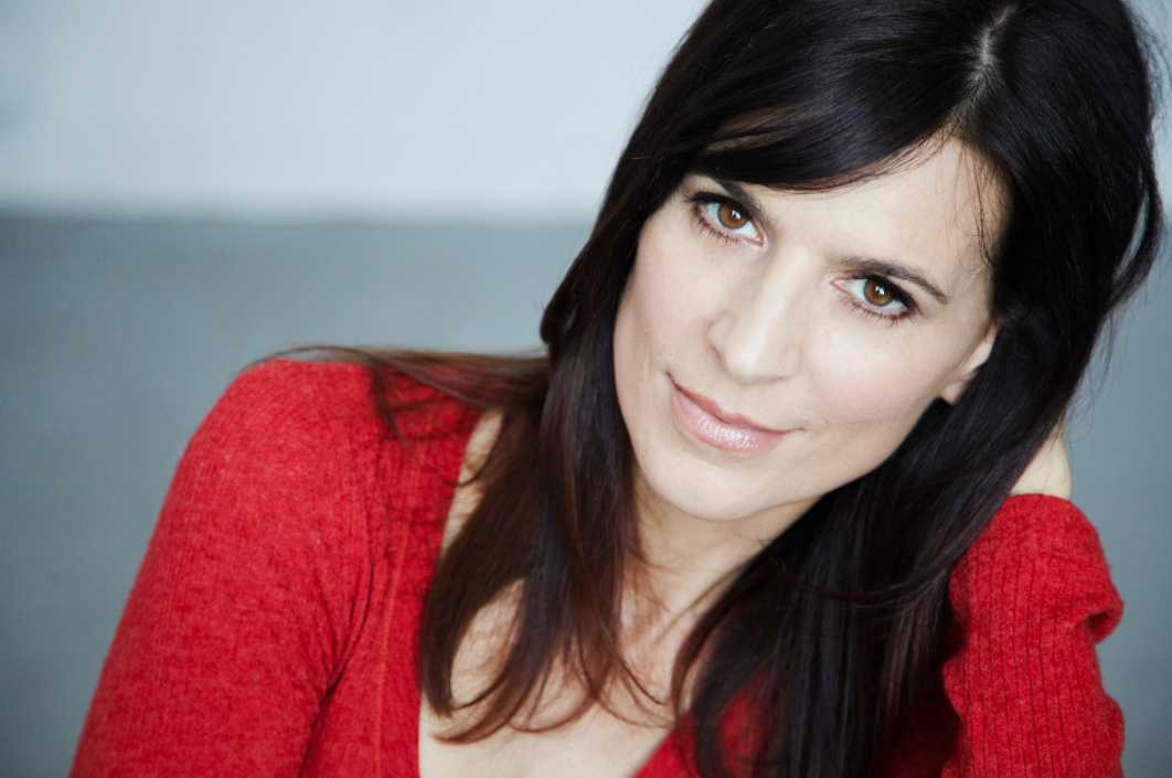 actor Perrey Reeves large photo