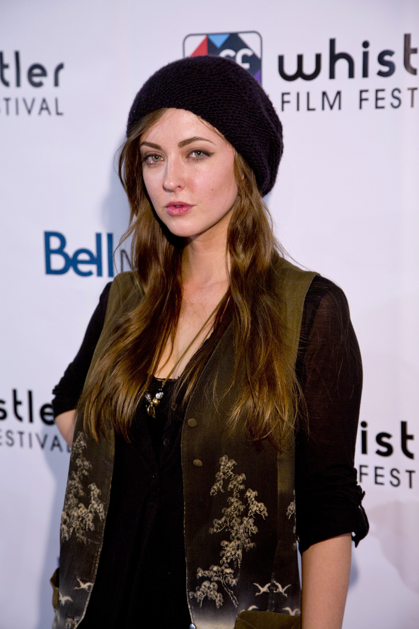 actor Katharine Isabelle large photo