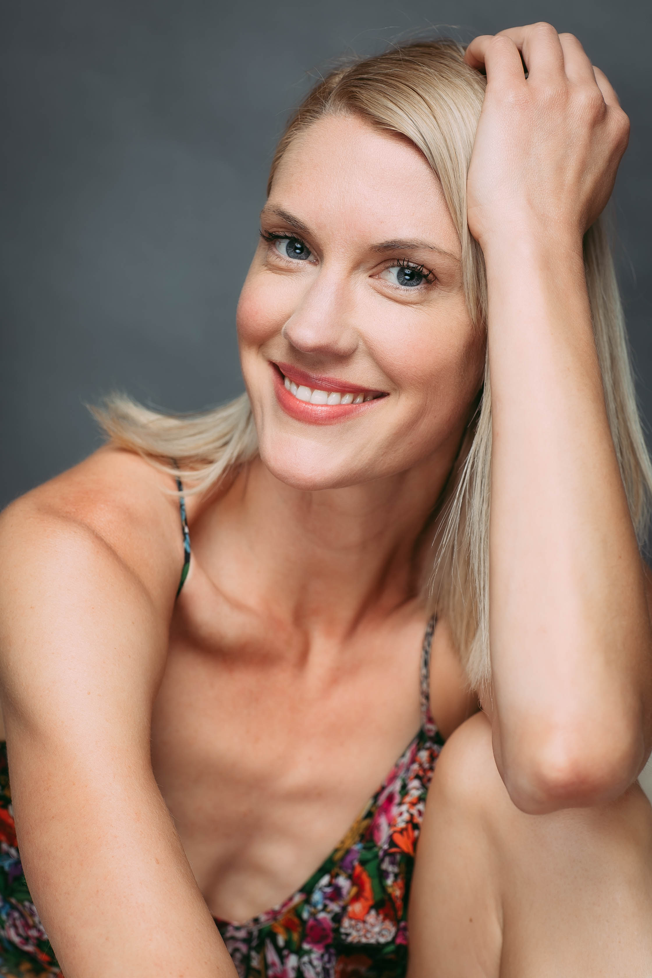 actor Lauren Lee Smith large photo