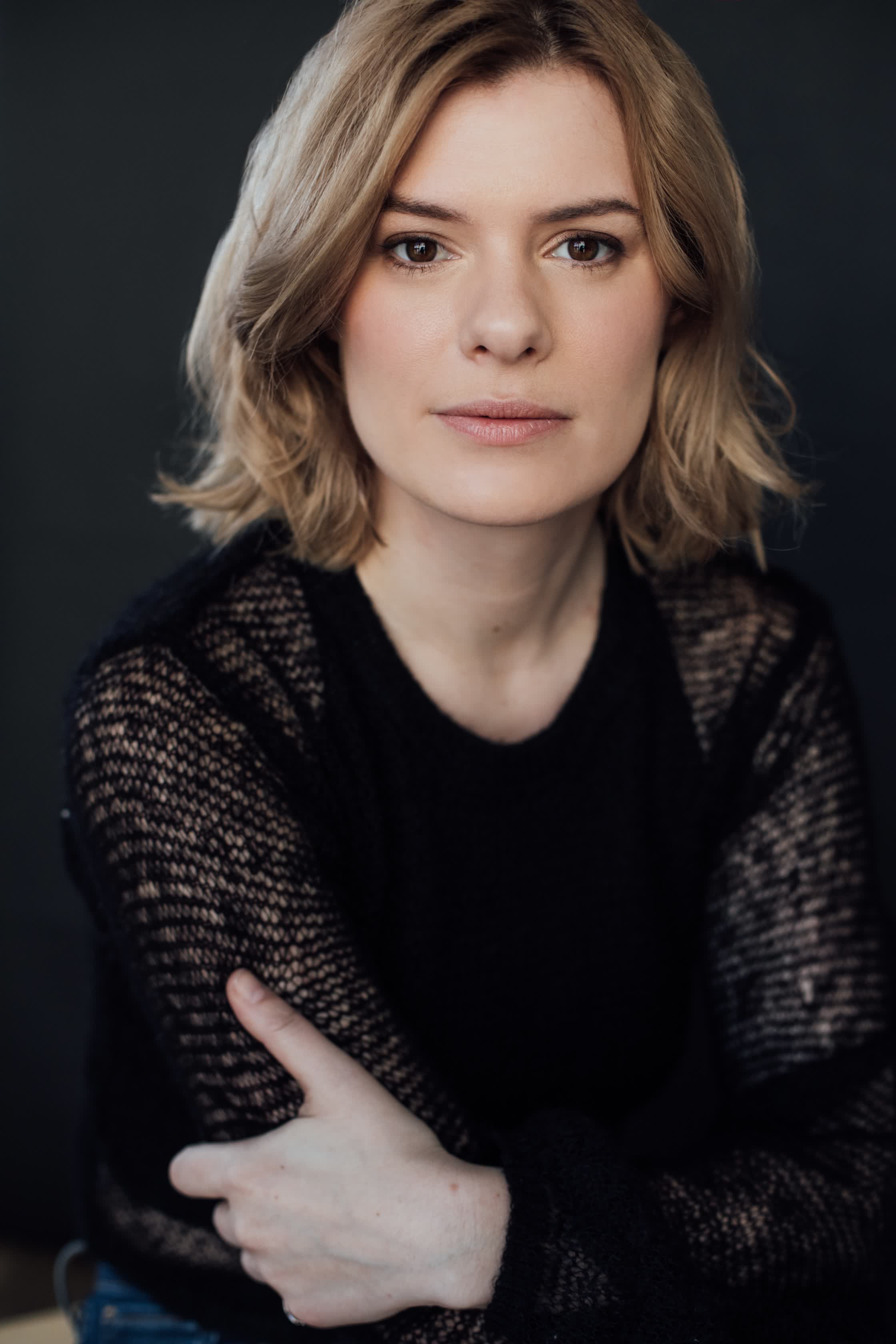 actor Anna Maguire large photo