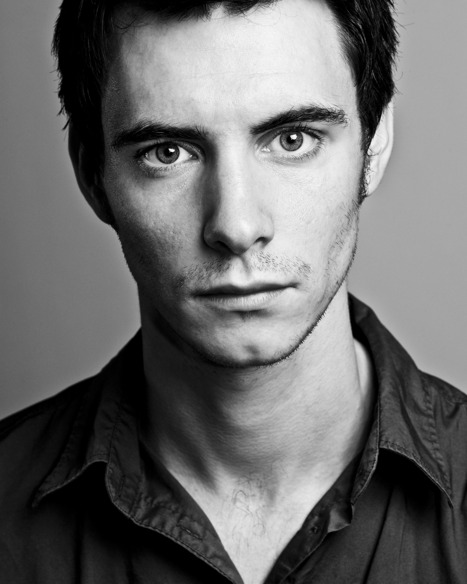 actor Harry Lloyd large photo