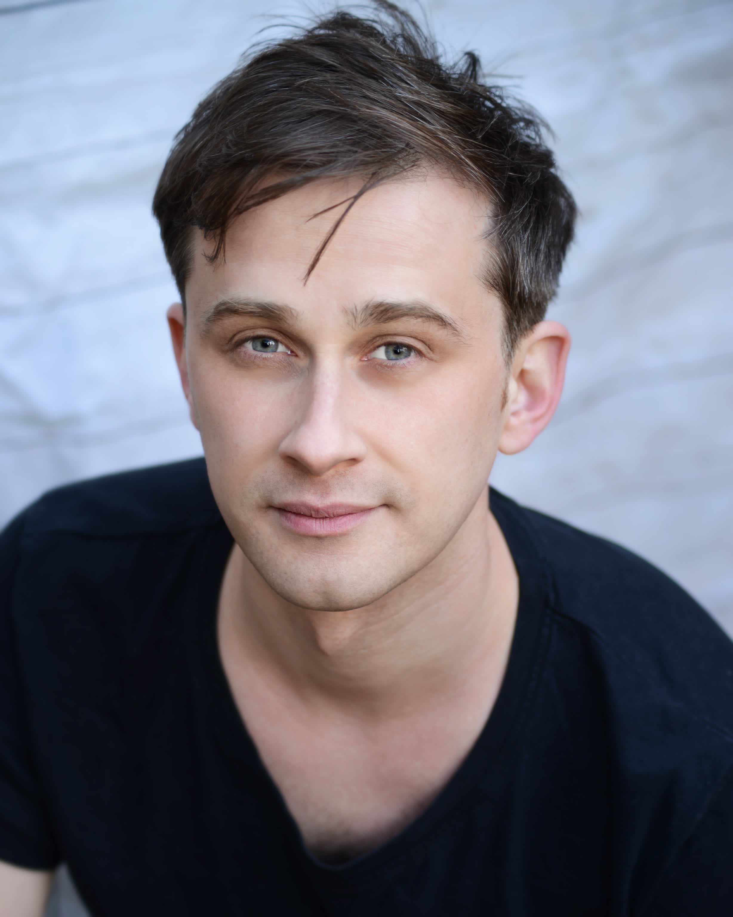 actor Leander Deeny large photo