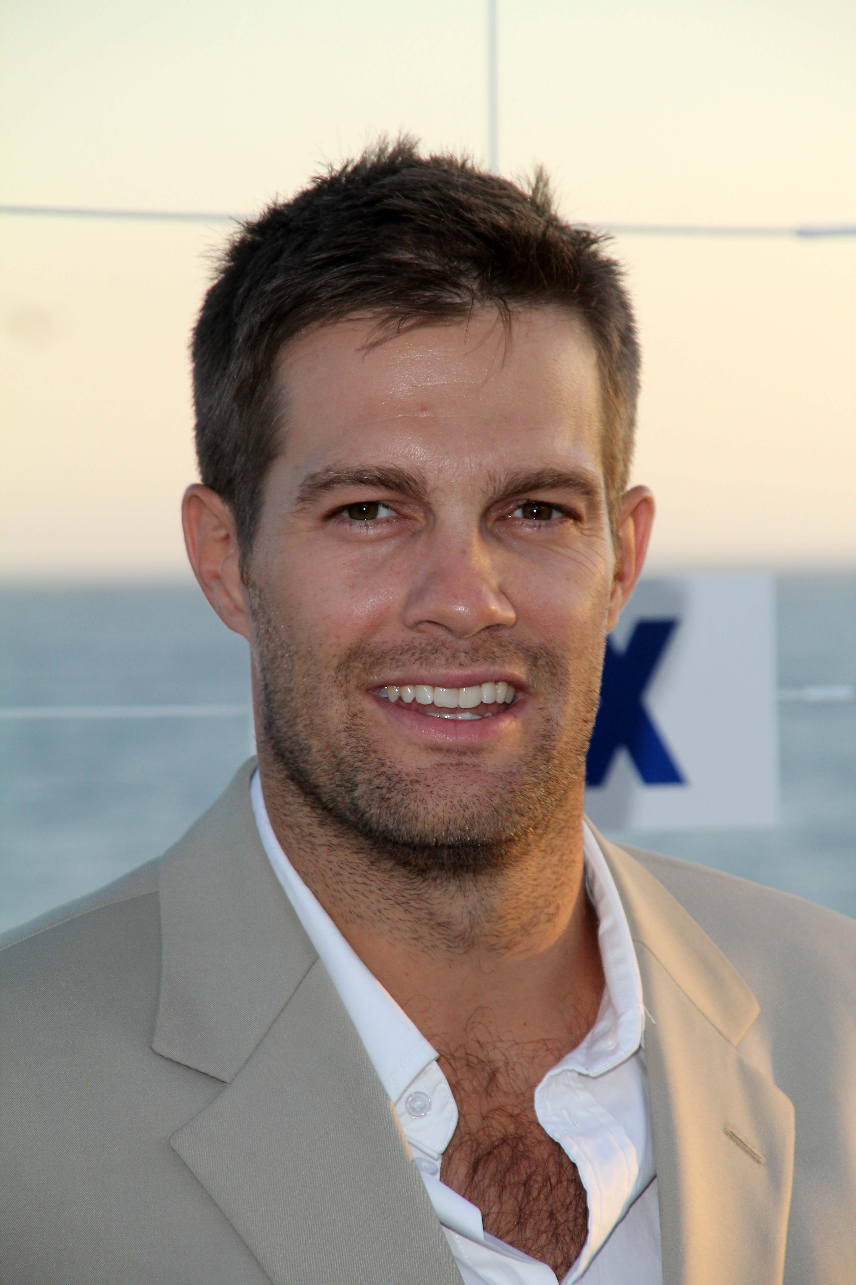 actor Geoff Stults large photo