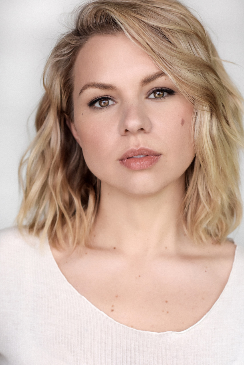 actor Ali Liebert large photo