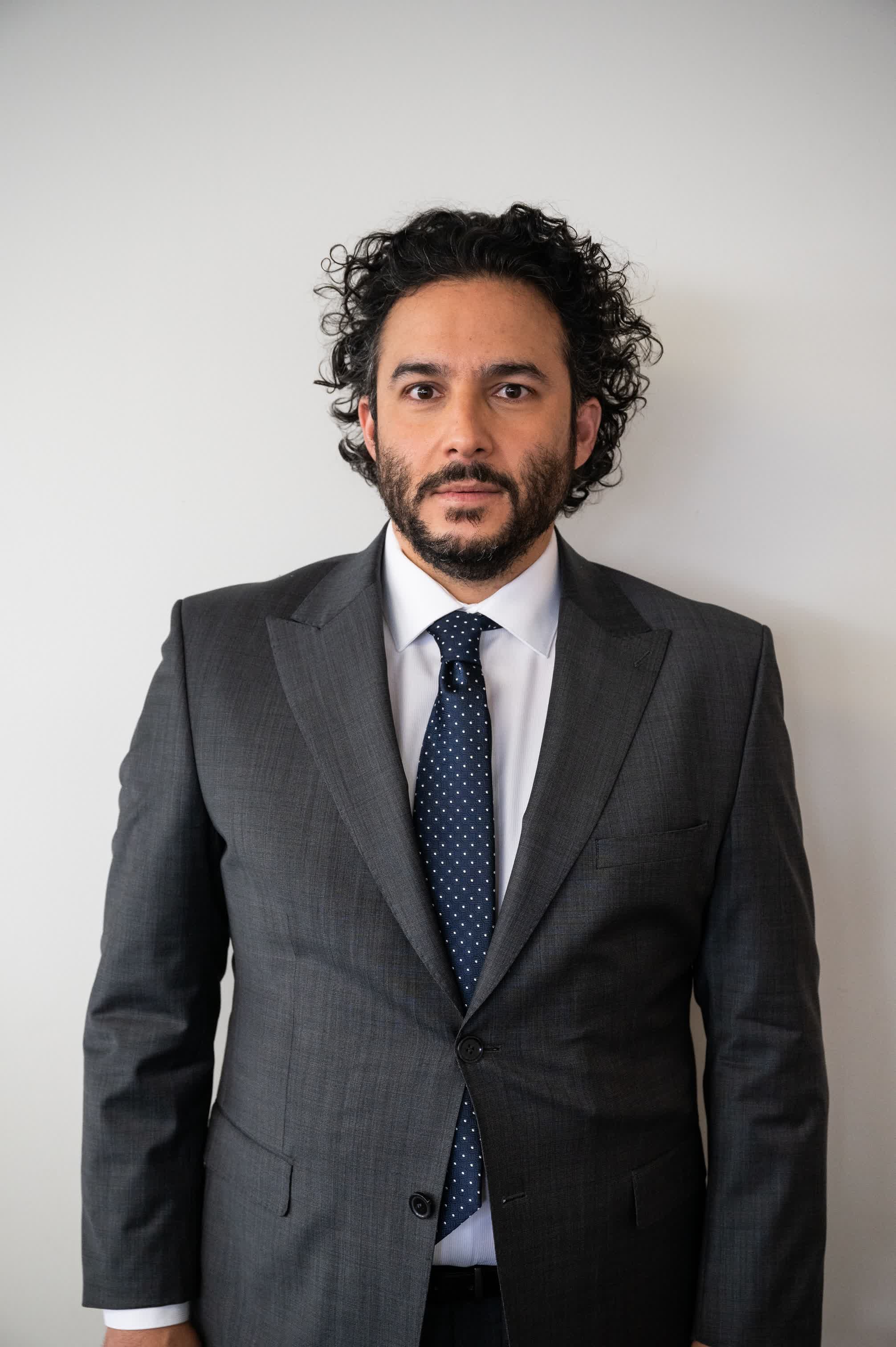 actor Ennis Esmer large photo