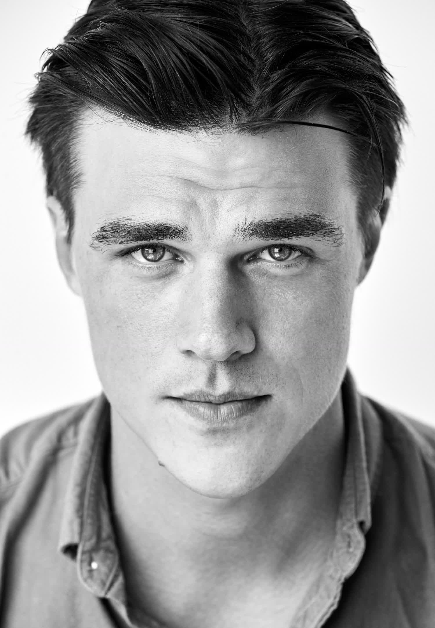actor Finn Wittrock large photo