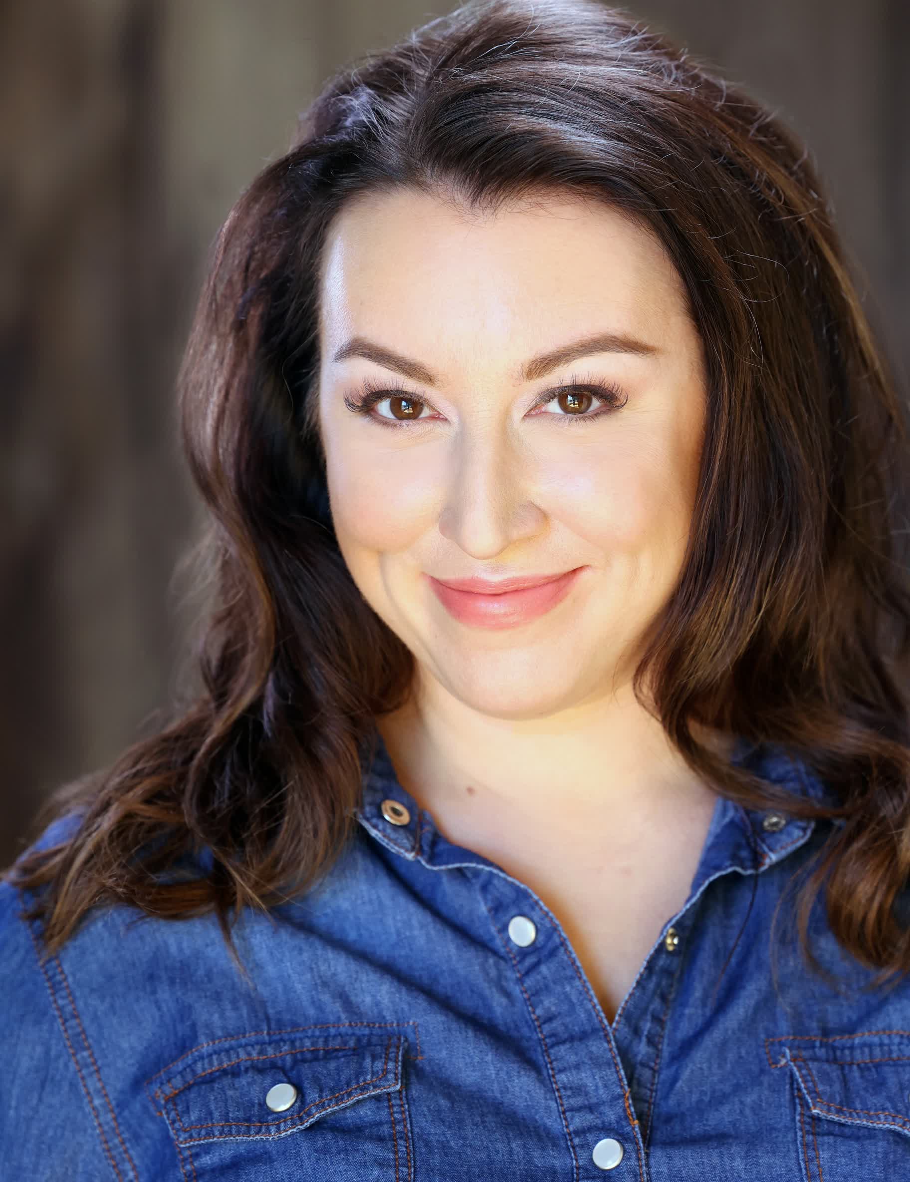 actor Leah Roberts large photo