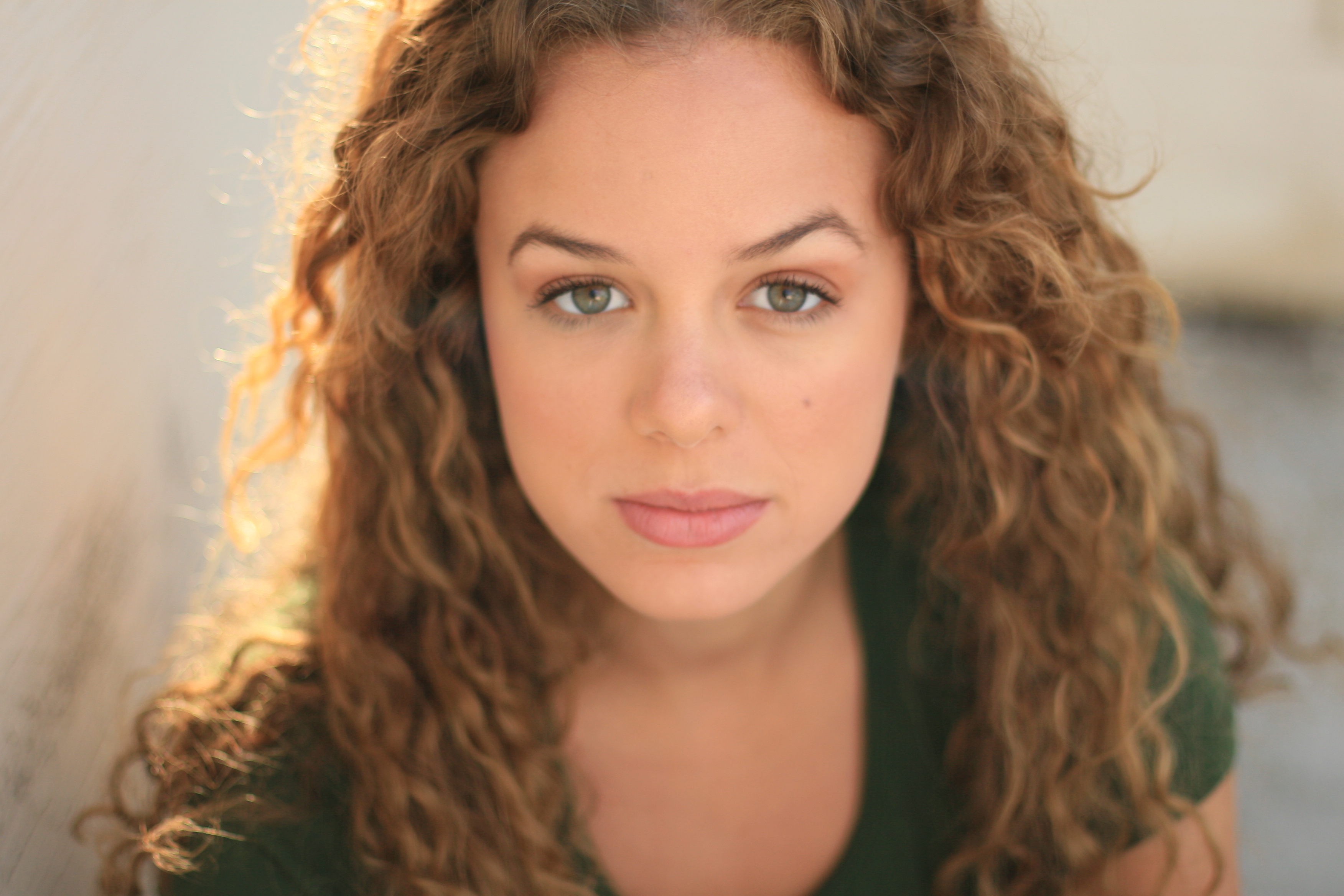 actor Laura Chinn large photo