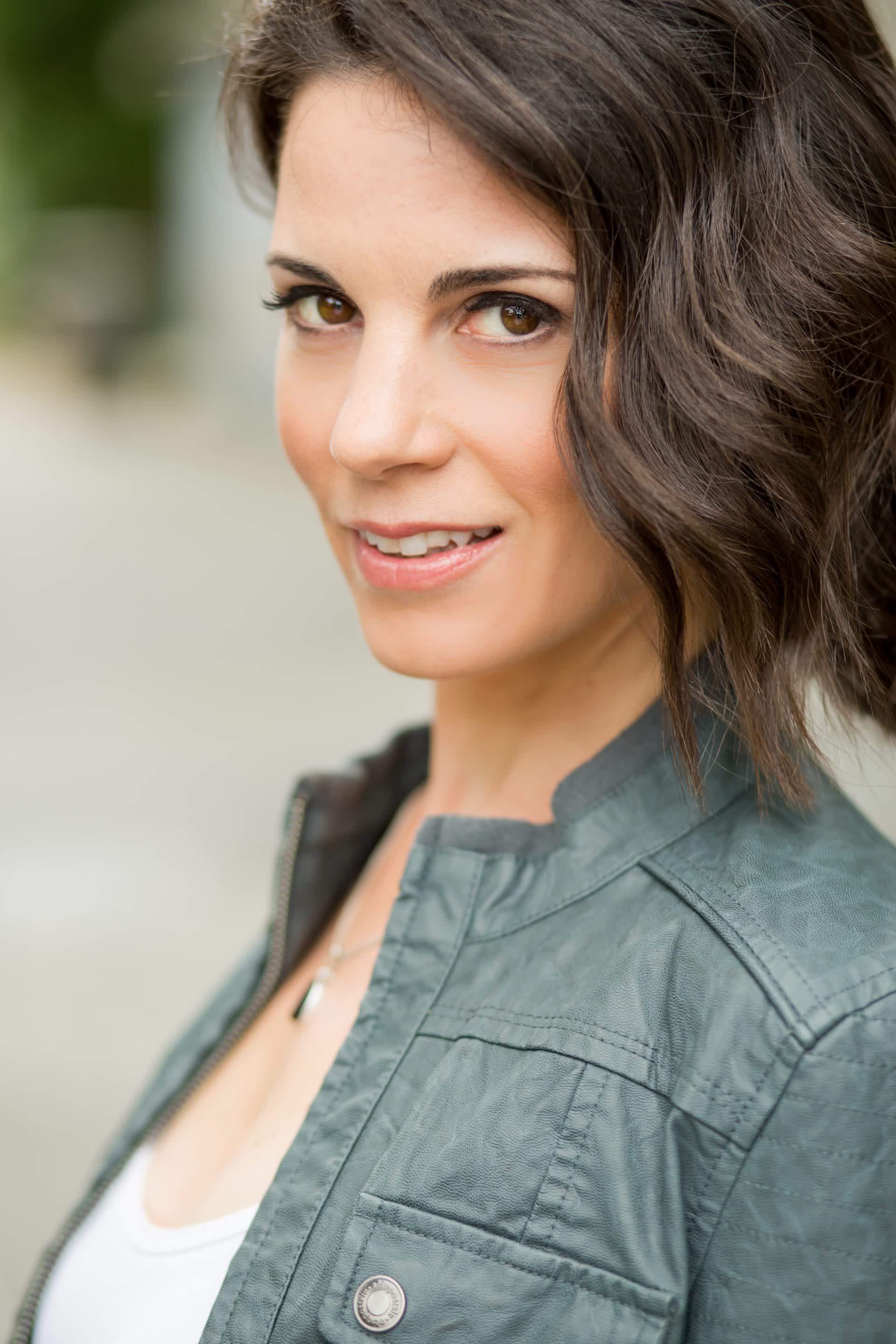 actor Leah Cairns large photo