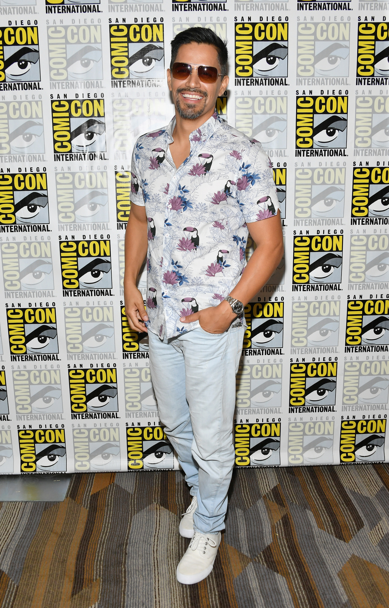 actor Jay Hernandez large photo