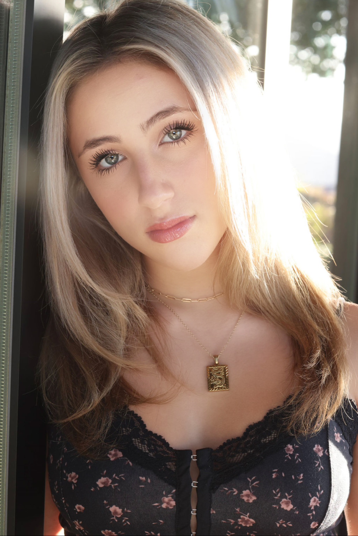 actor Ava Kolker large photo