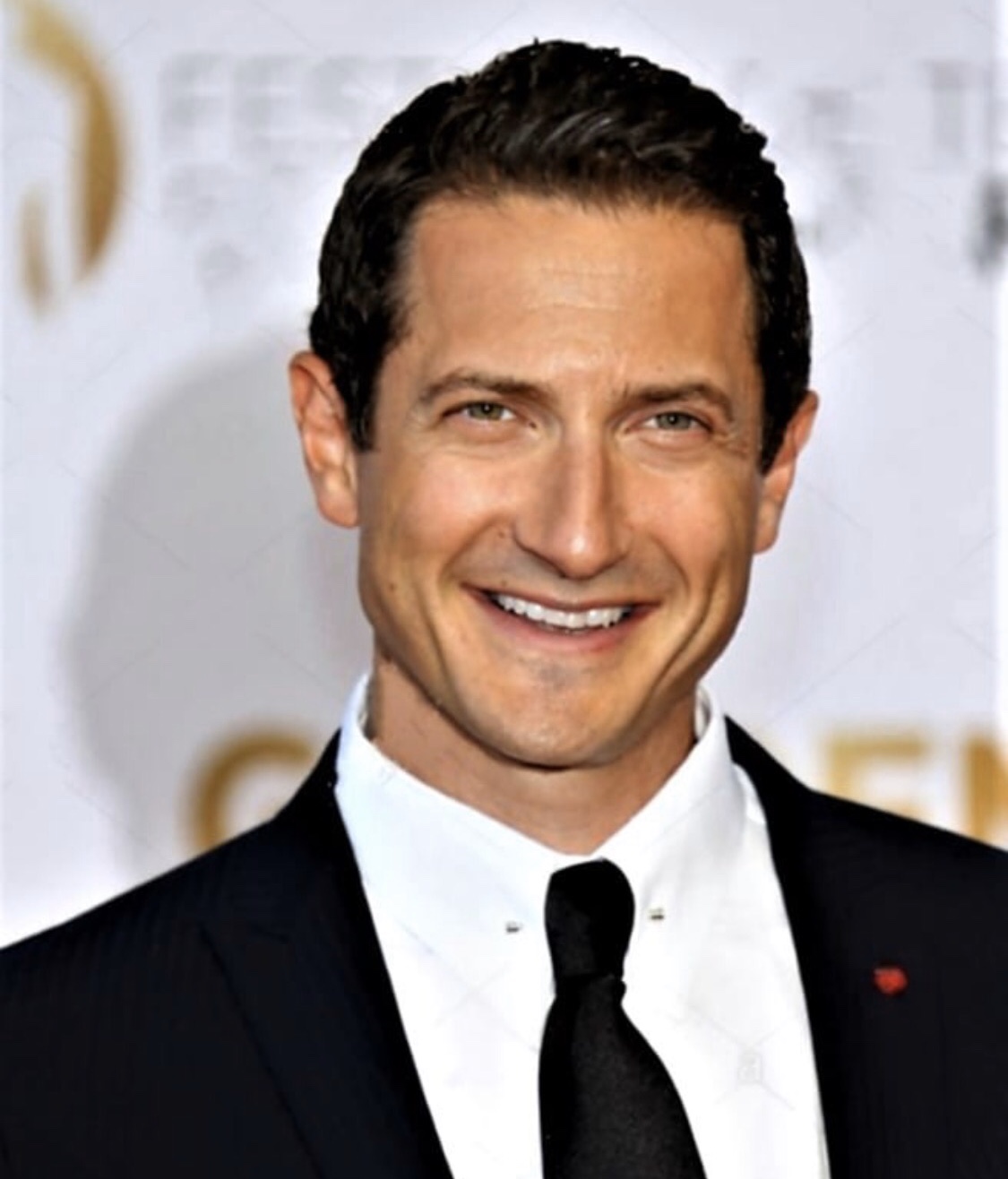 actor Sasha Roiz large photo