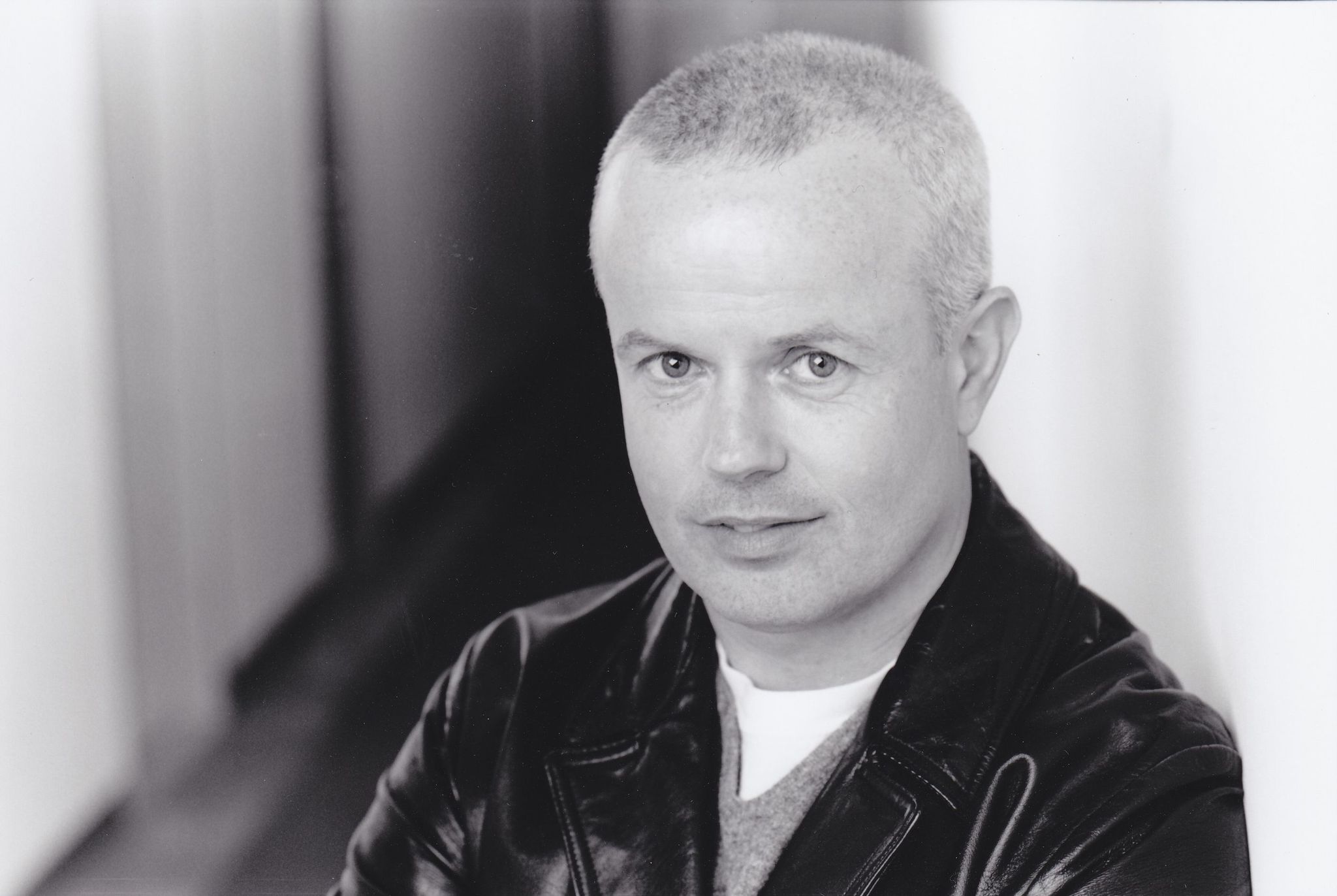 actor Gary Jones large photo