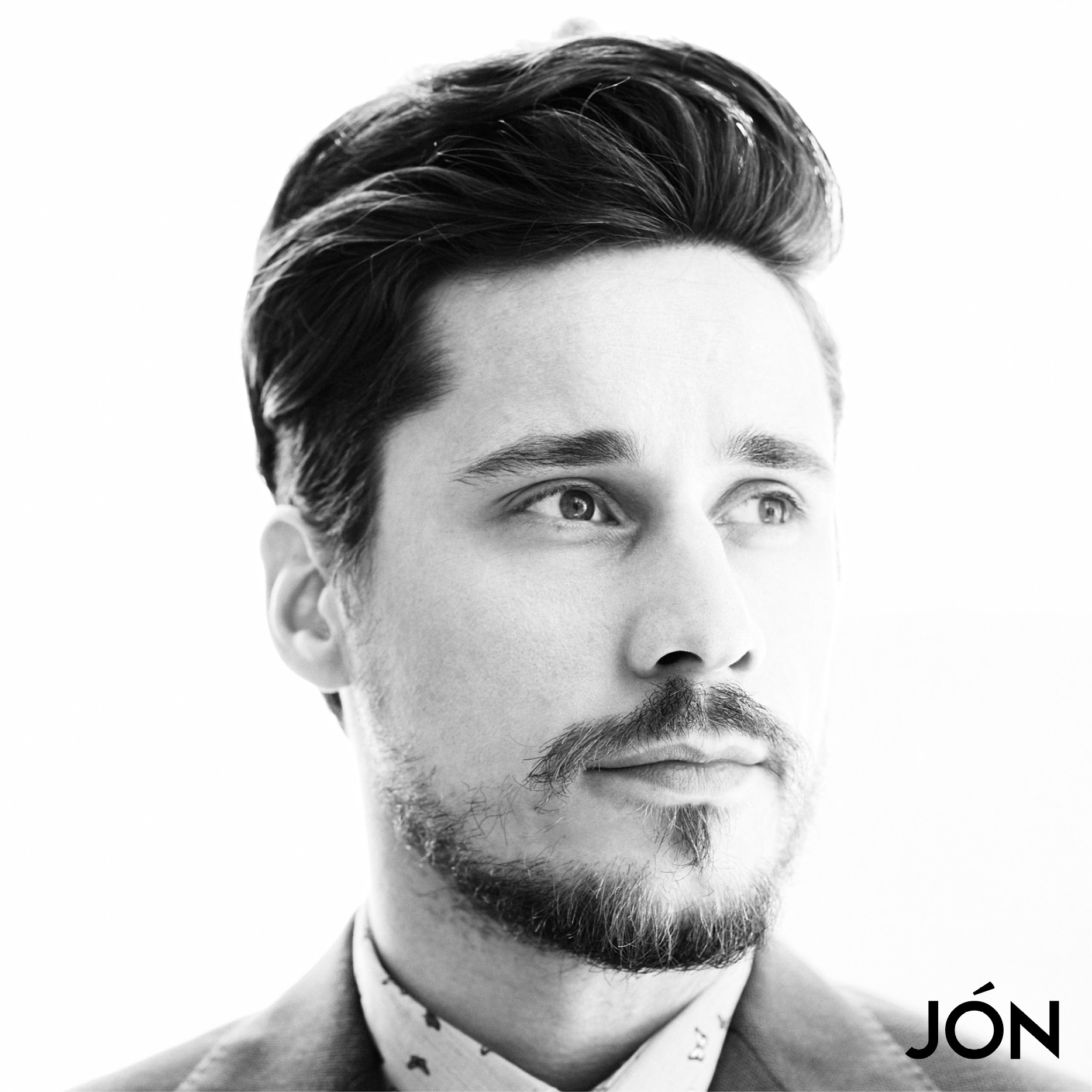 actor Peter Gadiot large photo