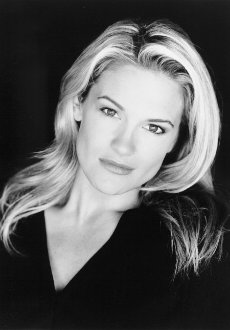 actor Victoria Pratt large photo