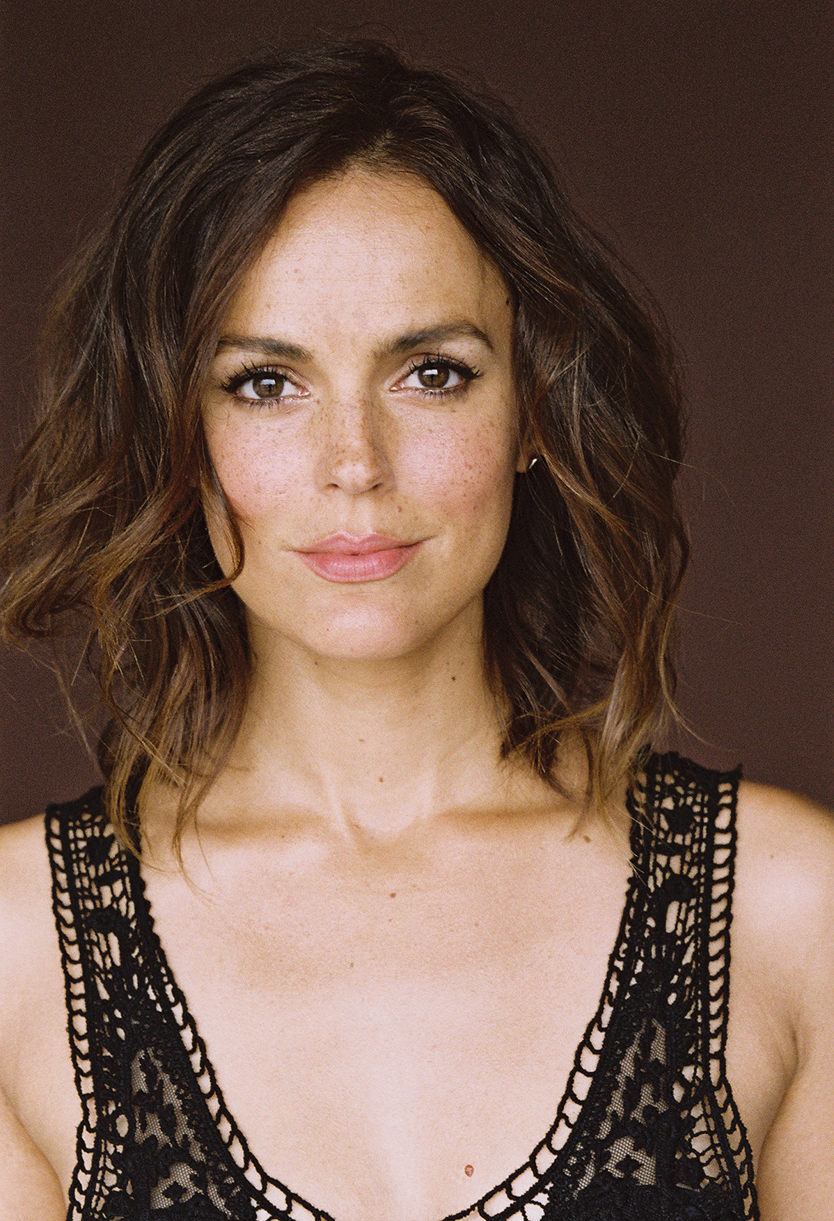 actor Erin Cahill large photo