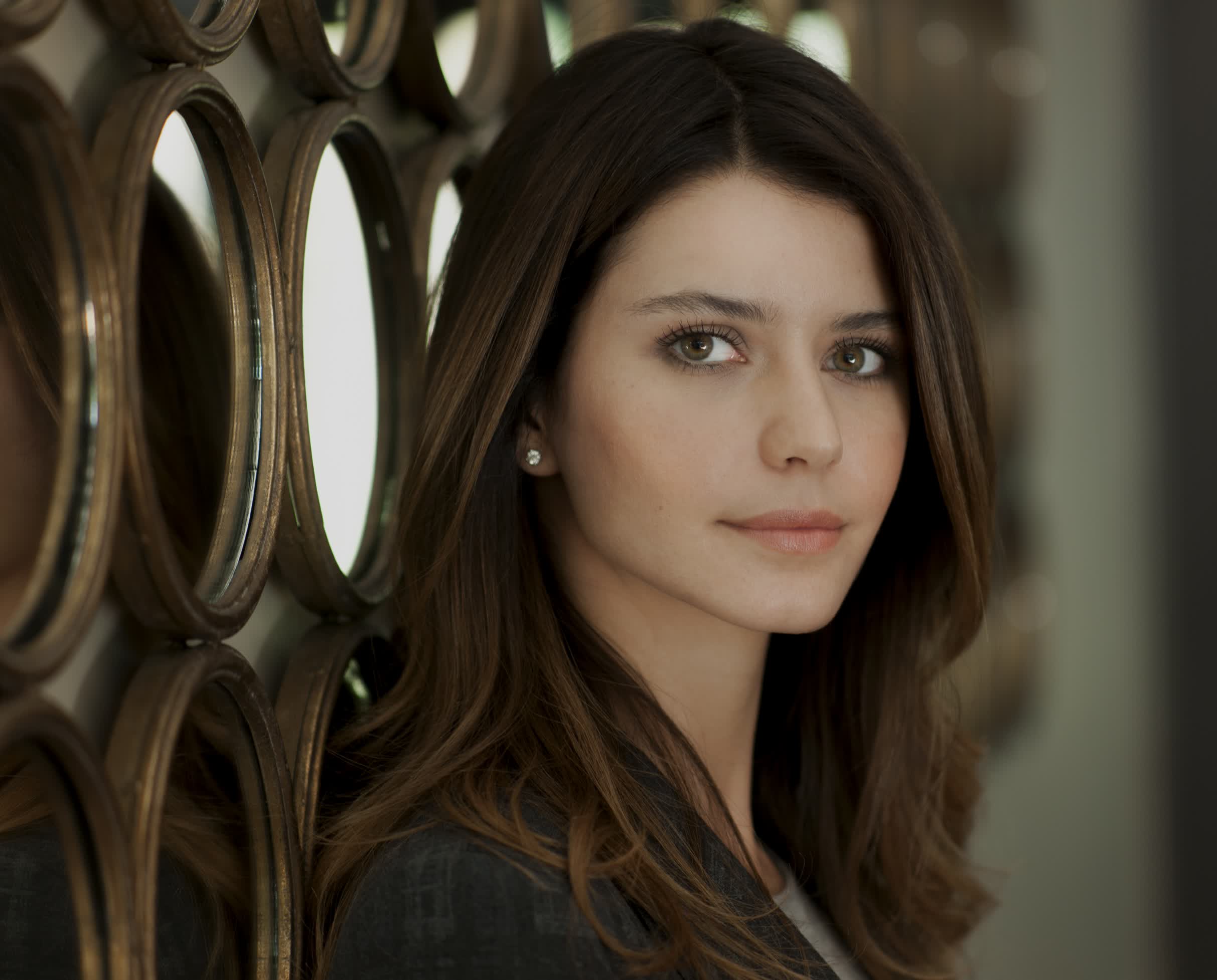 actor Beren Saat large photo