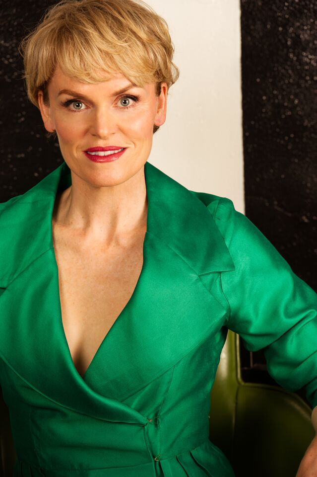 actor Stephnie Weir large photo