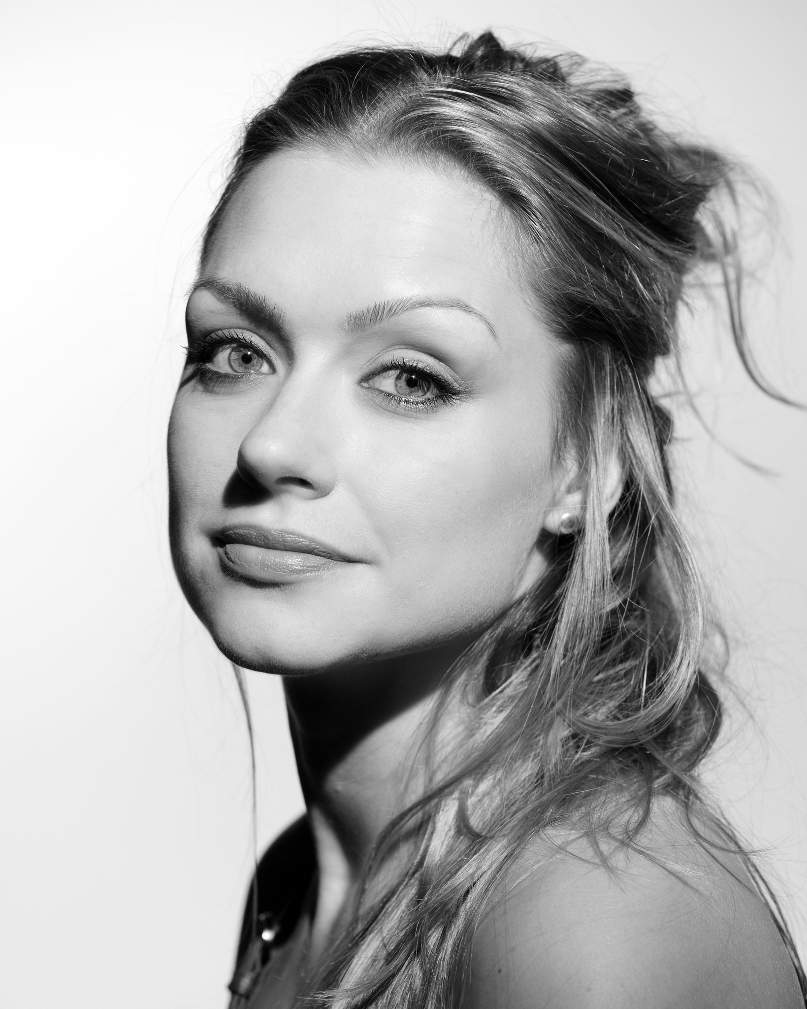 actor Daniela Denby-Ashe large photo