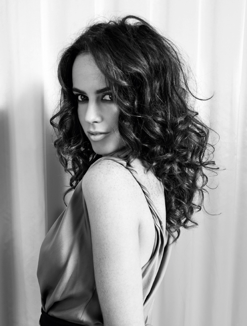 actor Amy Manson large photo