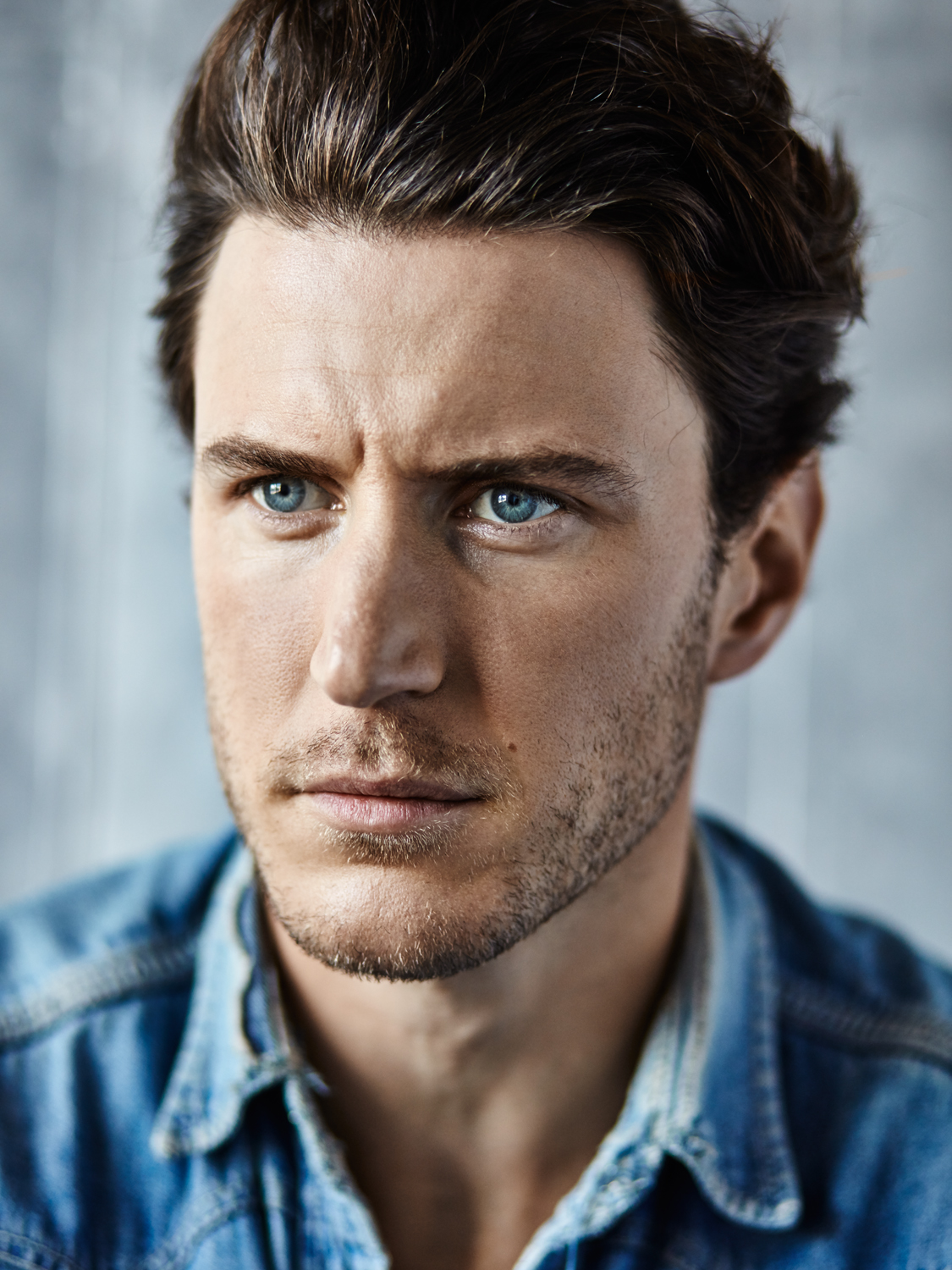 actor Aaron Jakubenko large photo