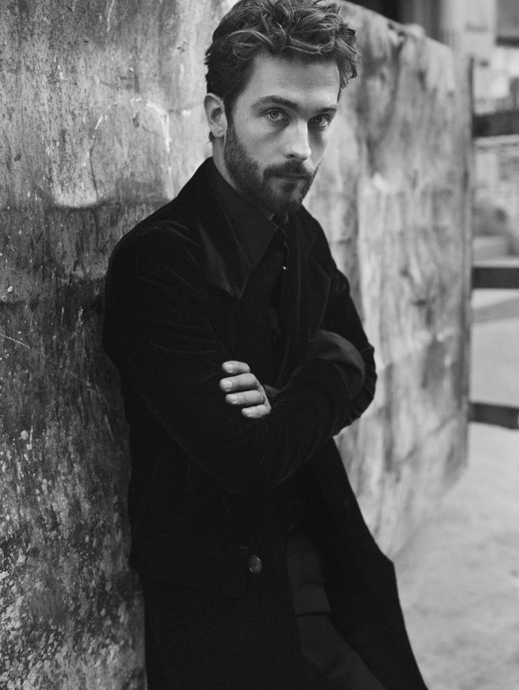 actor Tom Mison large photo