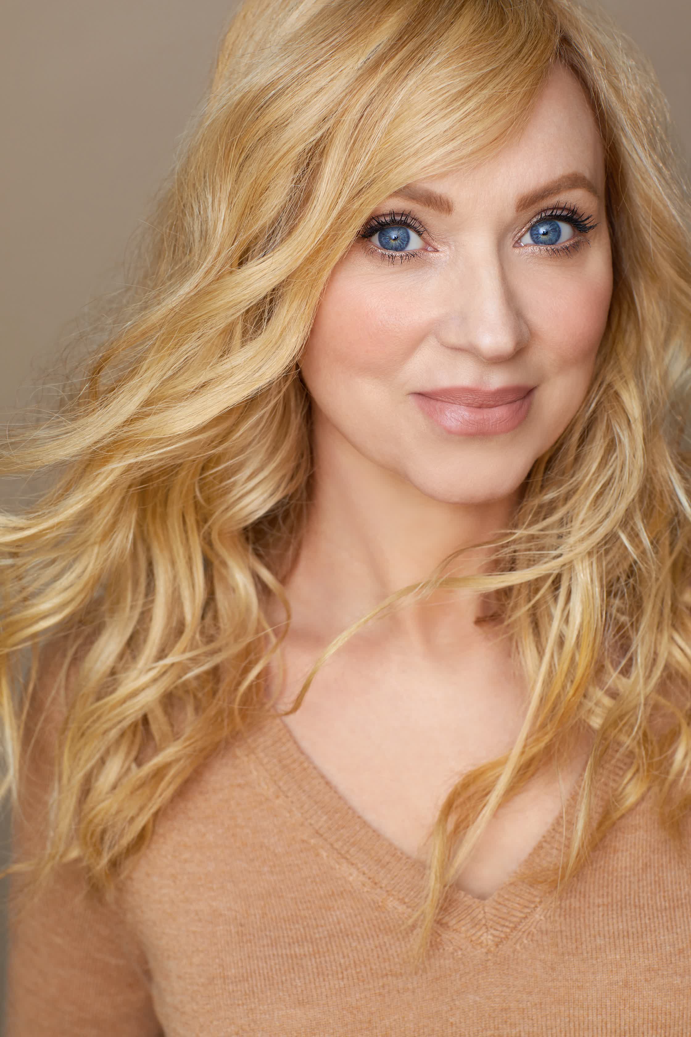 actor Leigh-Allyn Baker large photo