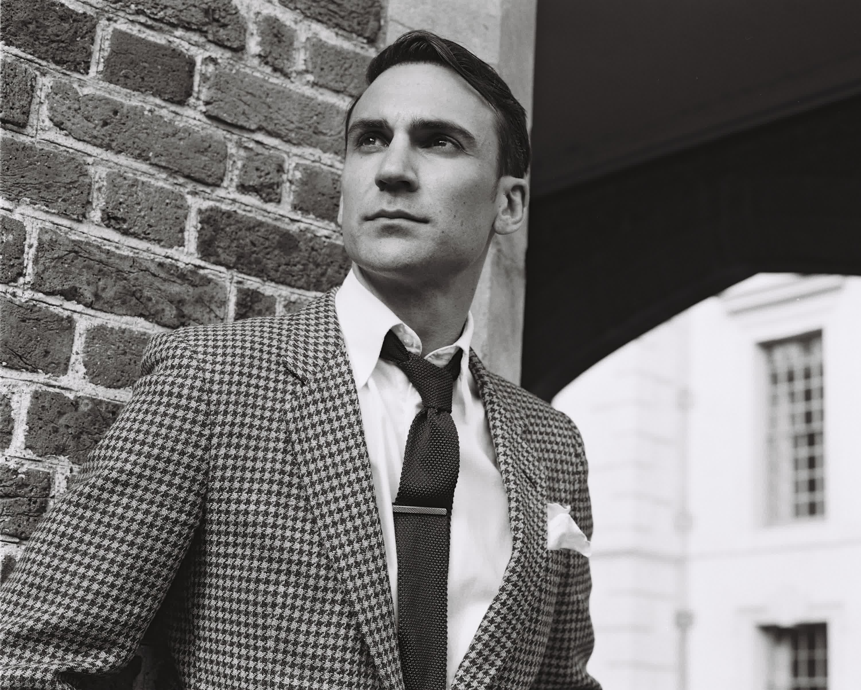 actor Henry Lloyd-Hughes large photo