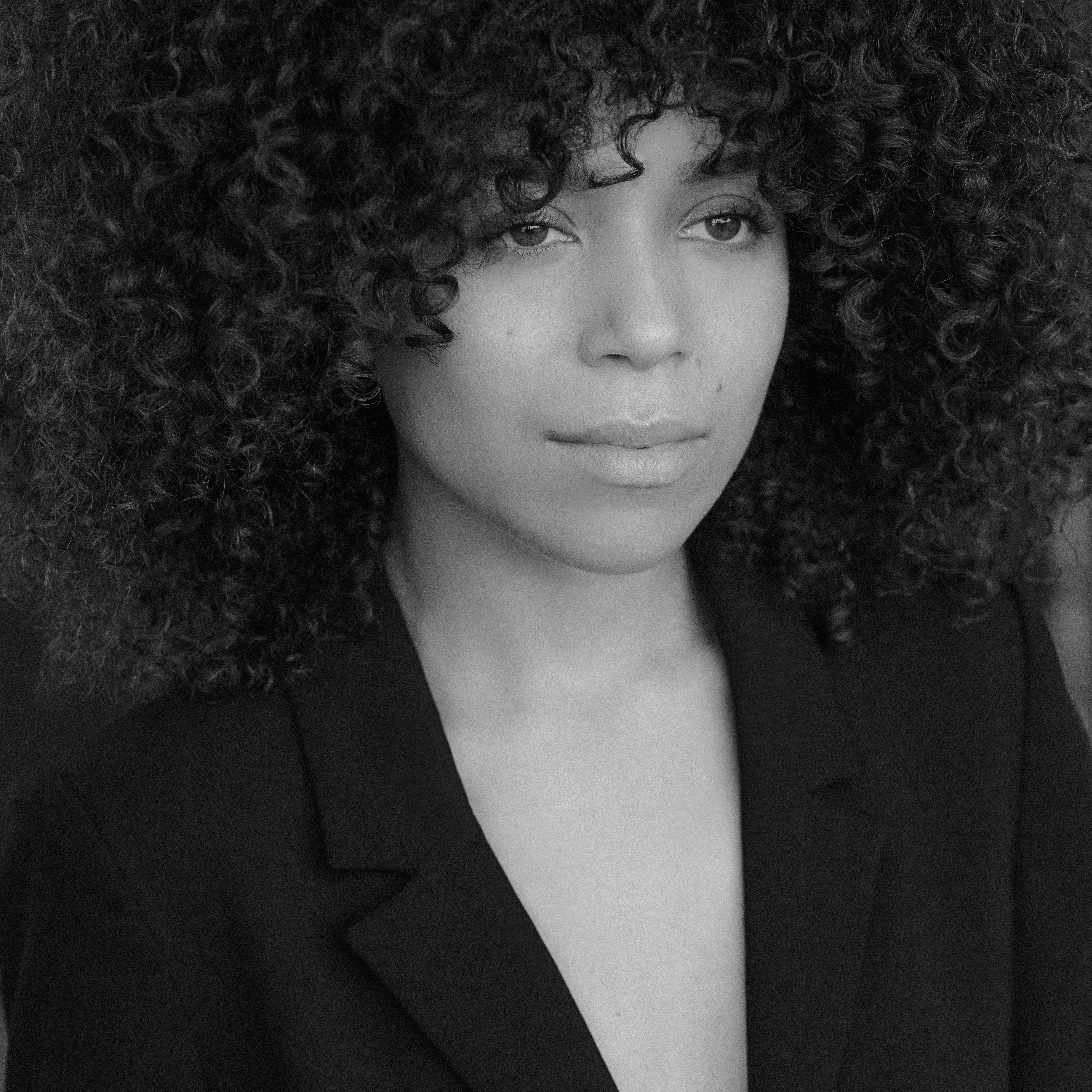 actor Leonie Elliott large photo