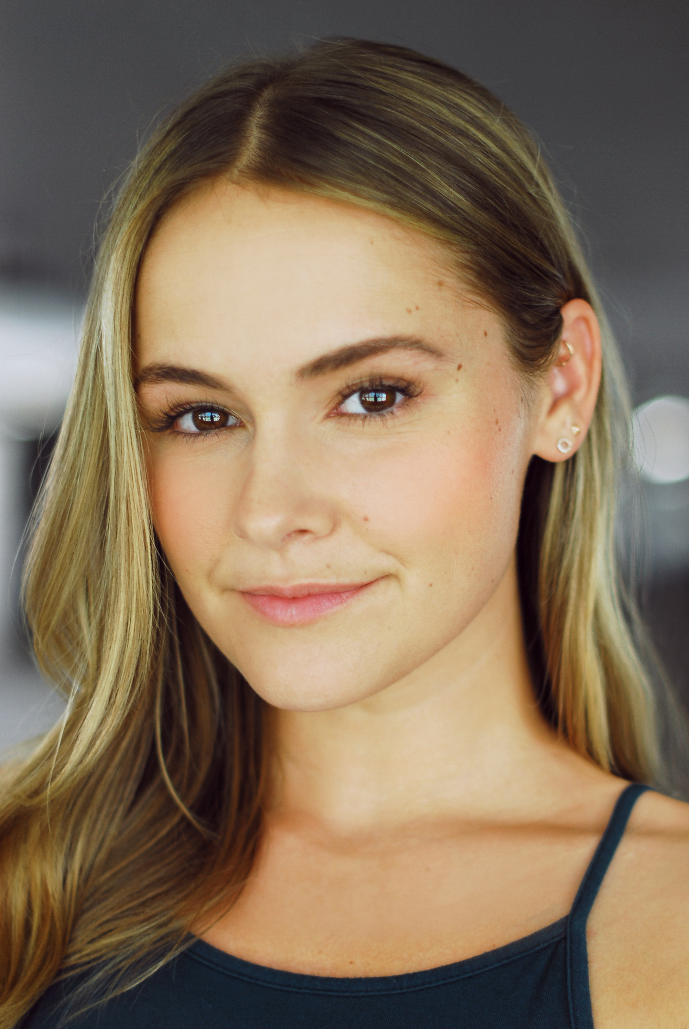 actor Cassi Thomson large photo