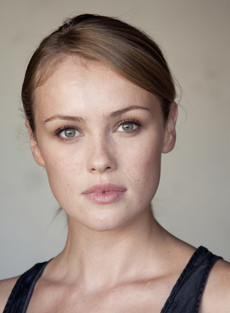 actor Hannah New large photo