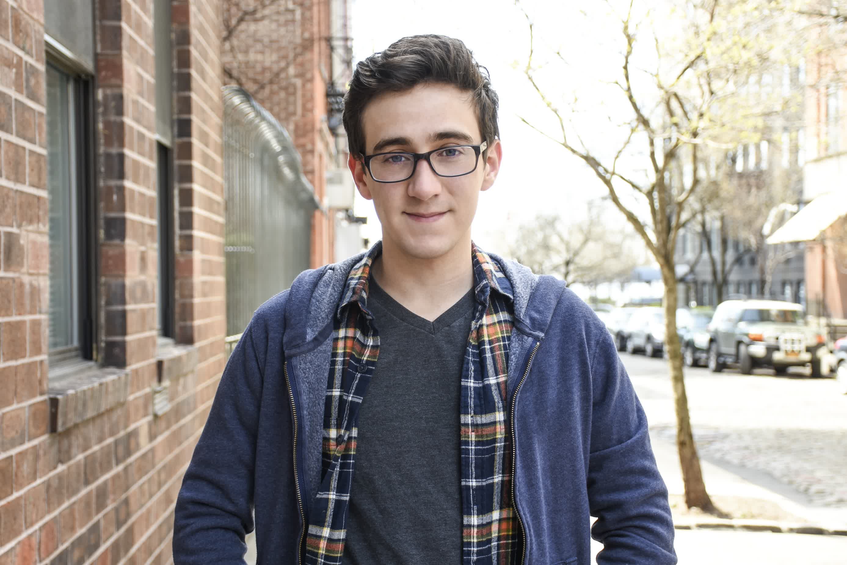 actor Regan Mizrahi large photo