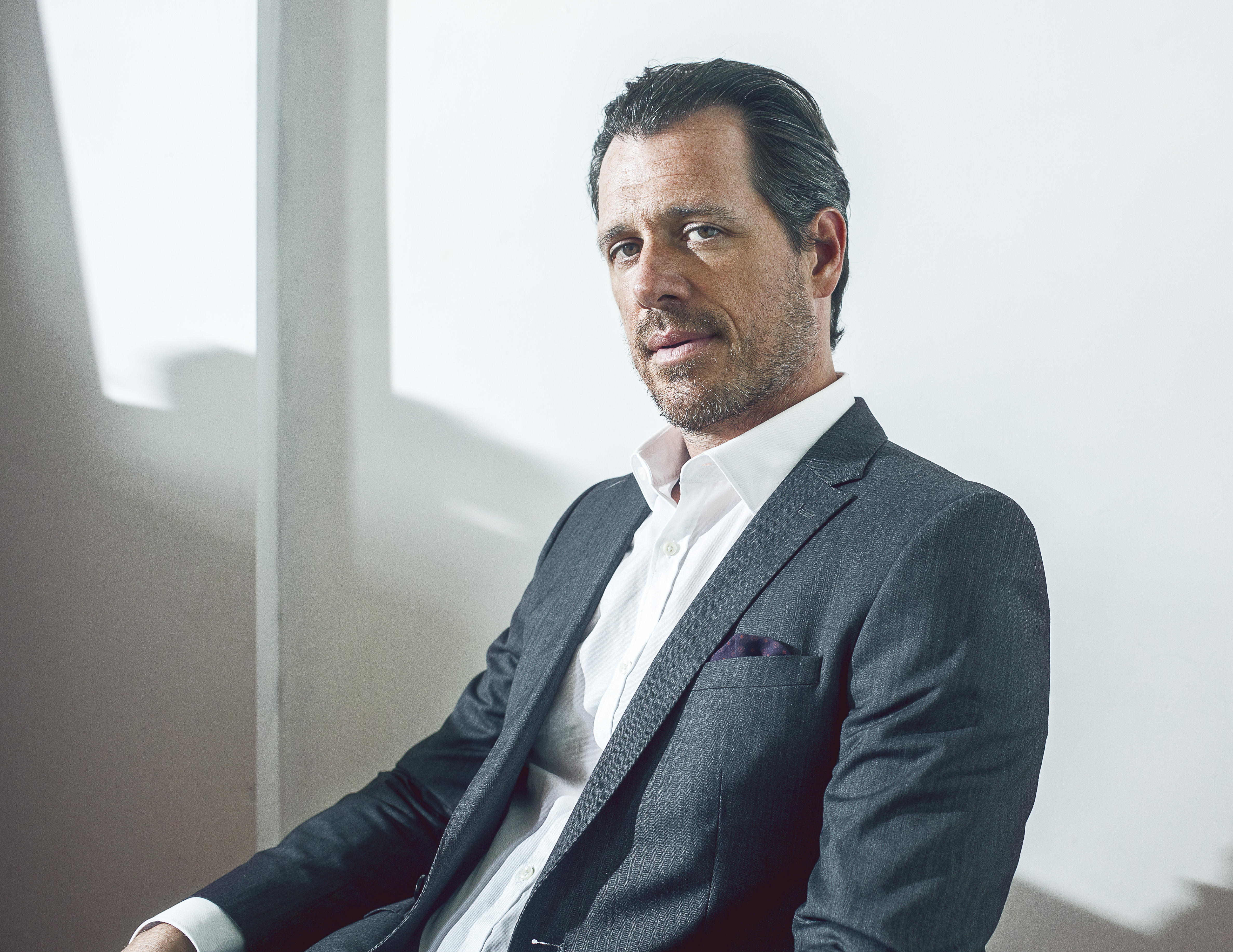 actor Darren Pettie large photo