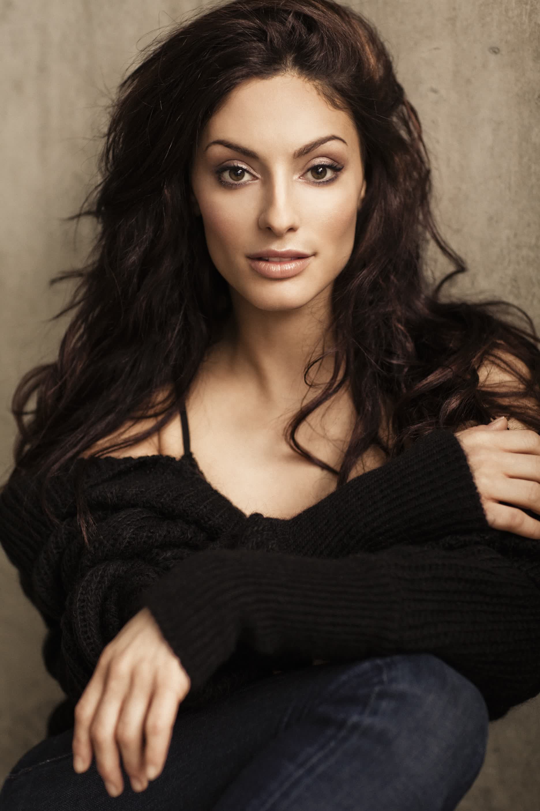 actor Erica Cerra large photo