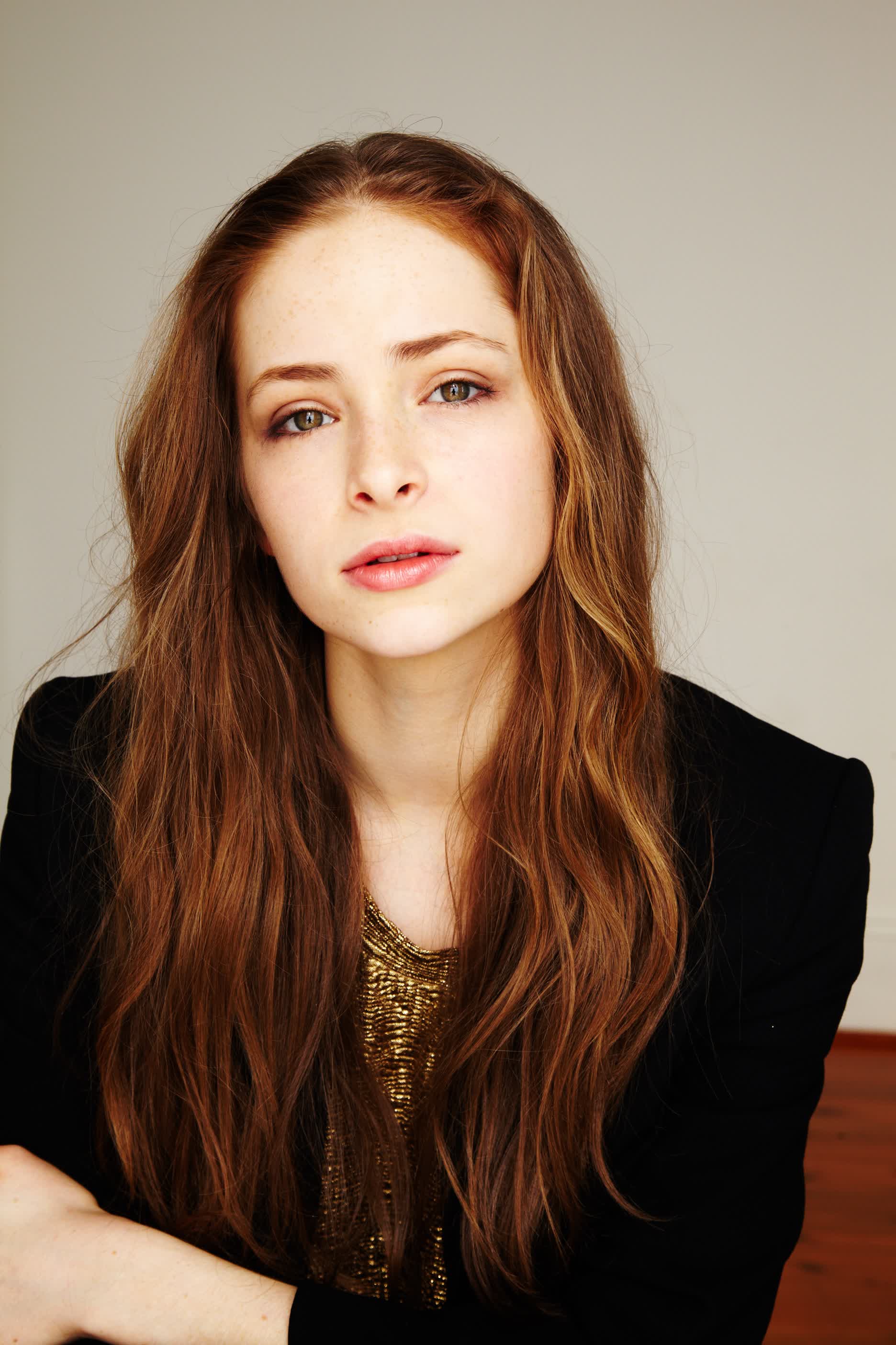 actor Ashleigh Cummings large photo