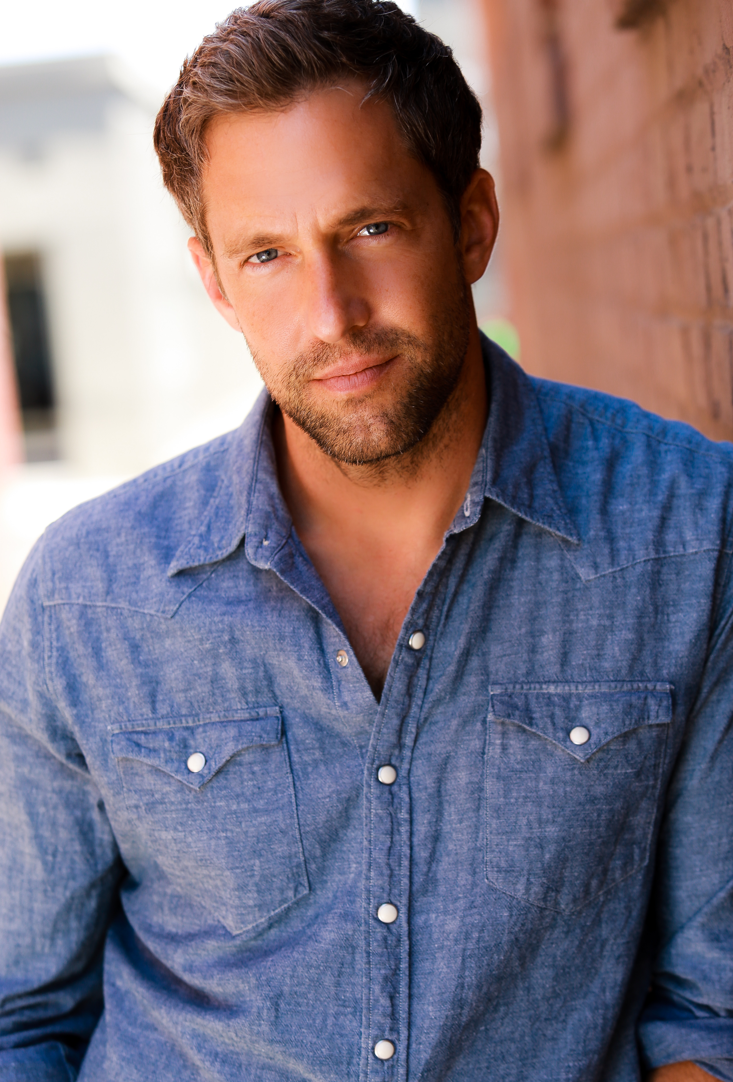 actor Mike Faiola large photo