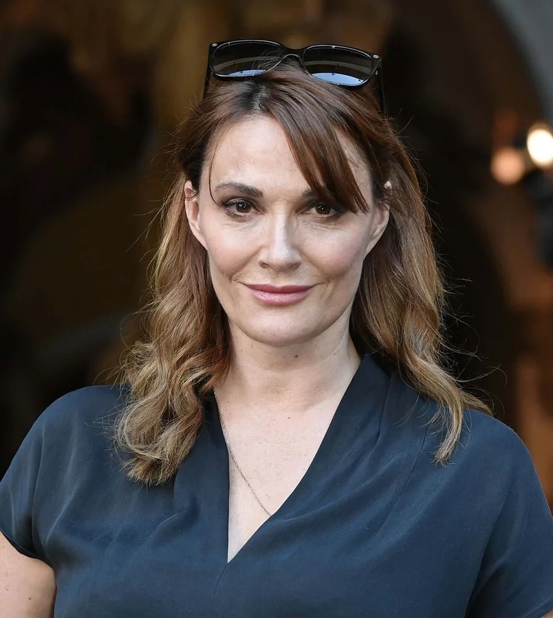 actor Sarah Parish large photo