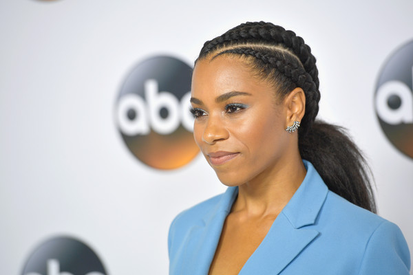 actor Kelly McCreary large photo
