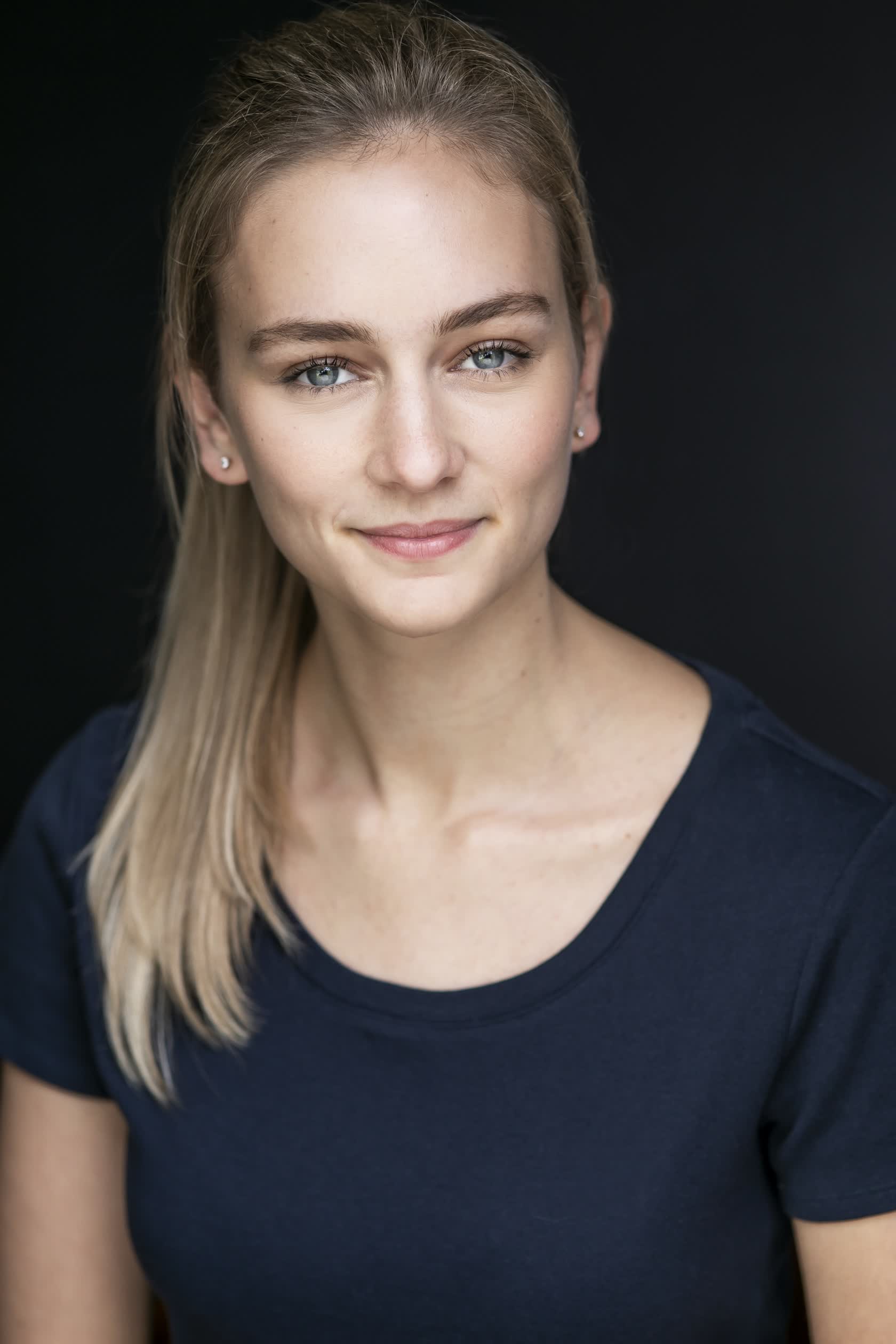 actor Lucy Currey large photo