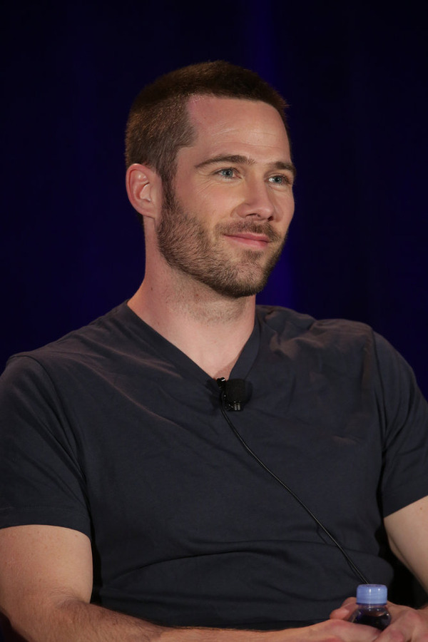 actor Luke Macfarlane large photo