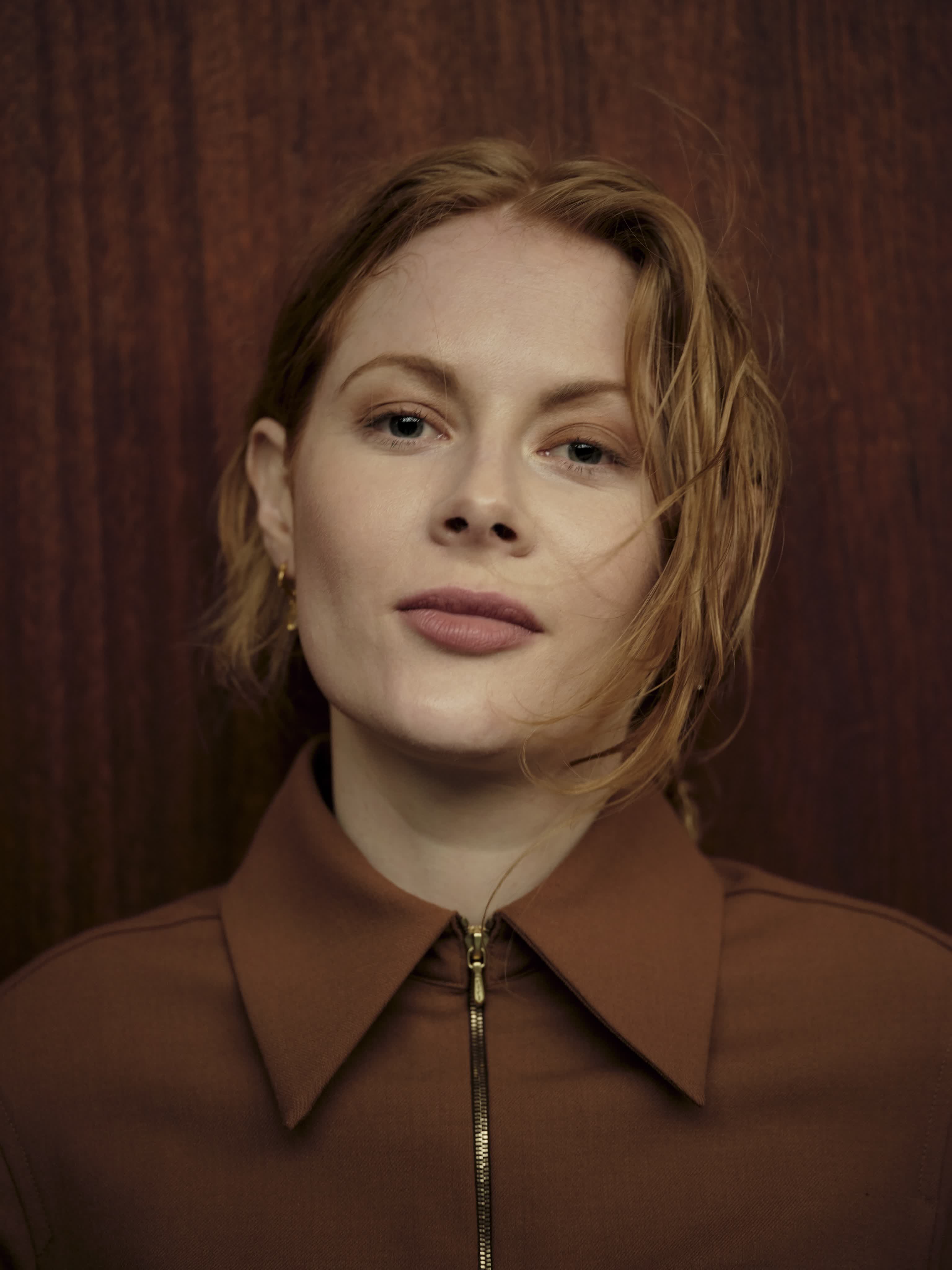 actor Emily Beecham large photo
