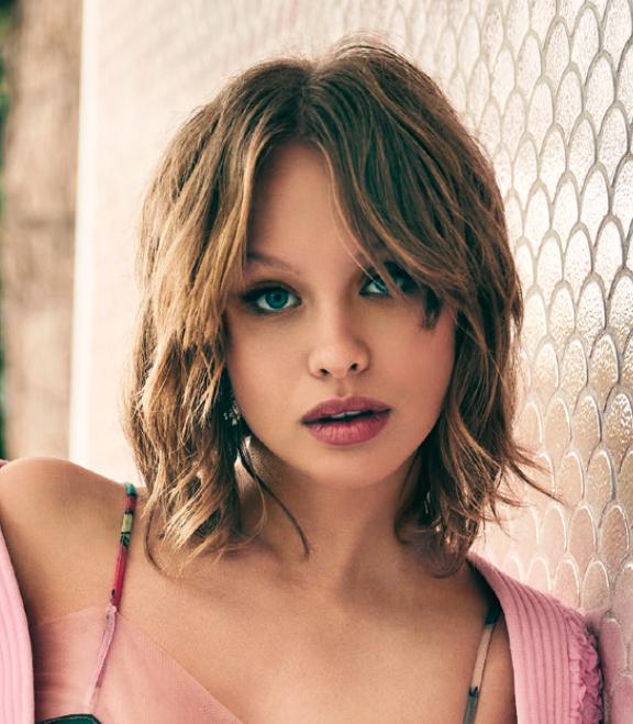 actor Olivia Deeble large photo