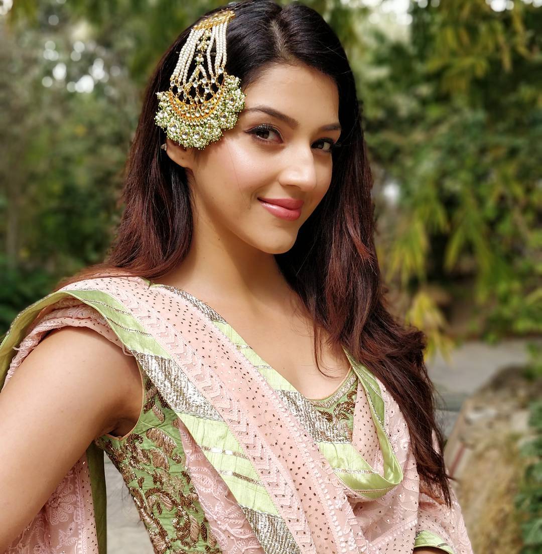 actor Mehreen Pirzada large photo