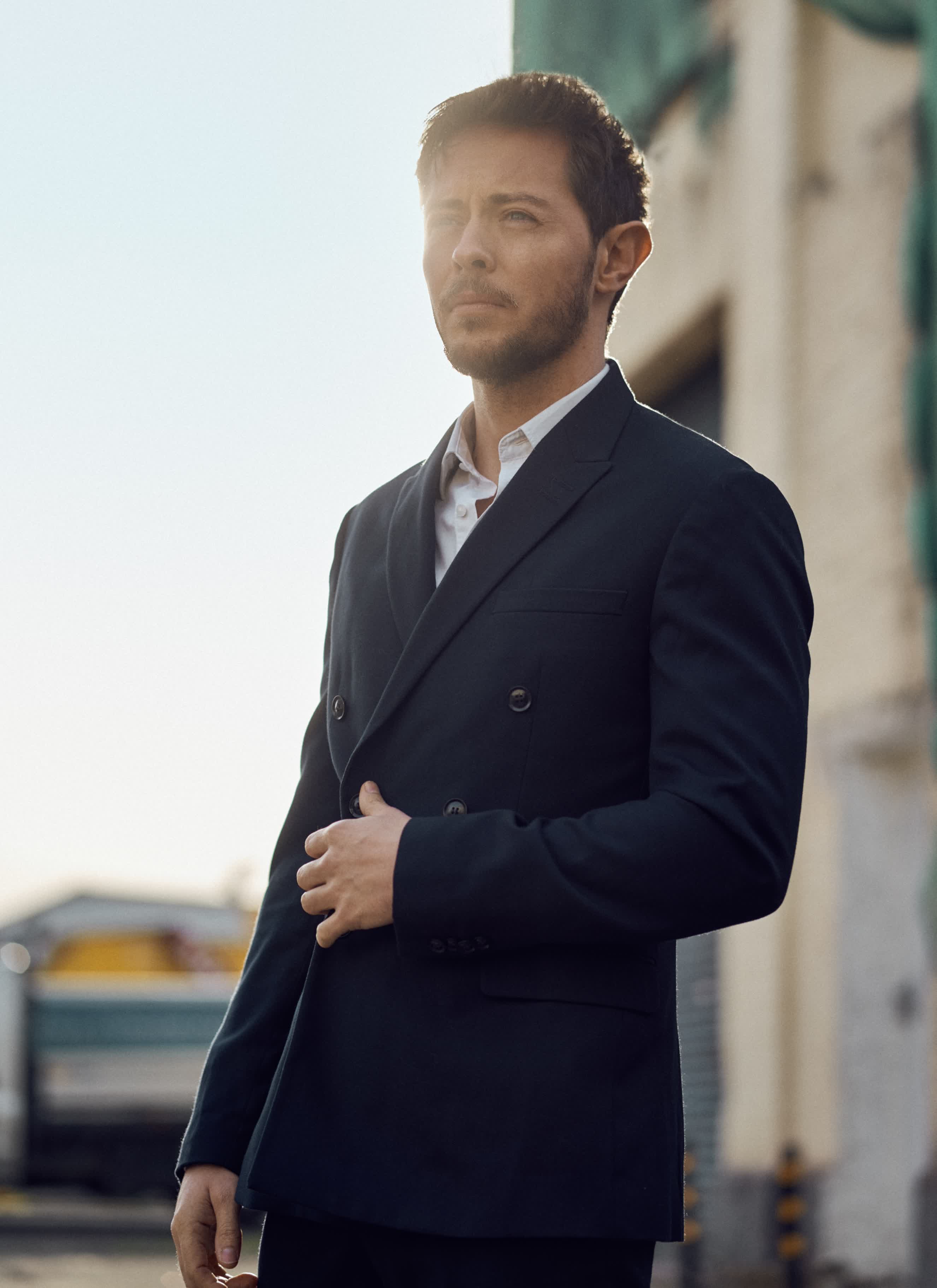 actor Elliot James Langridge large photo