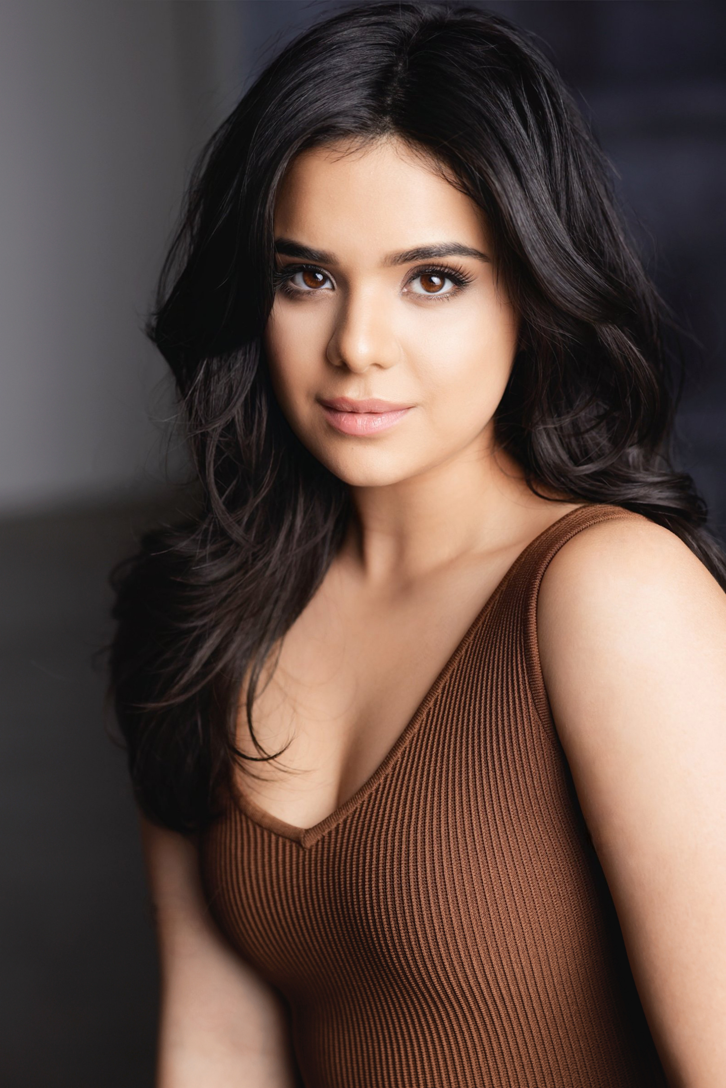 actor Gabriela Flores large photo